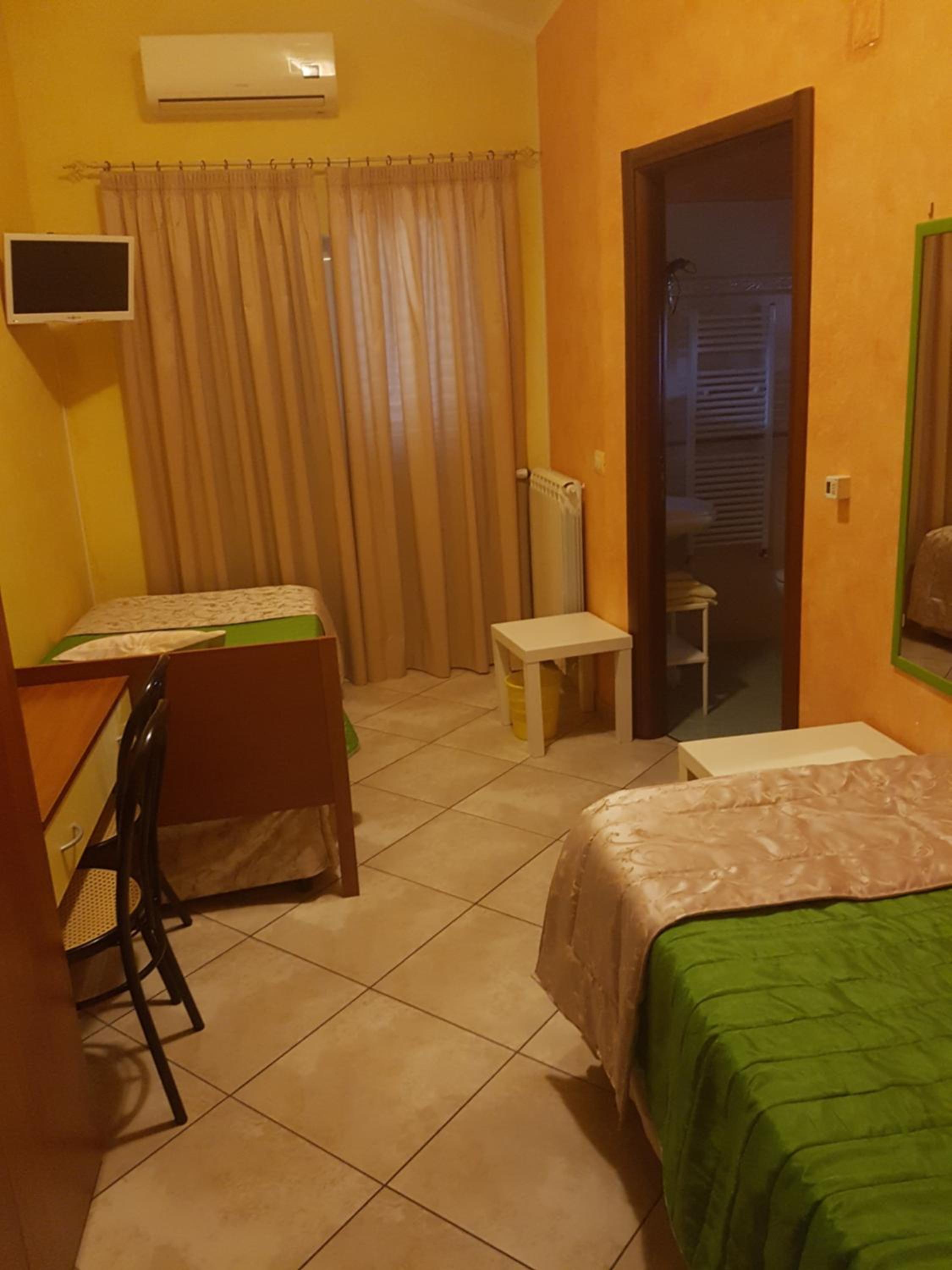 Twin Room - Photo 2