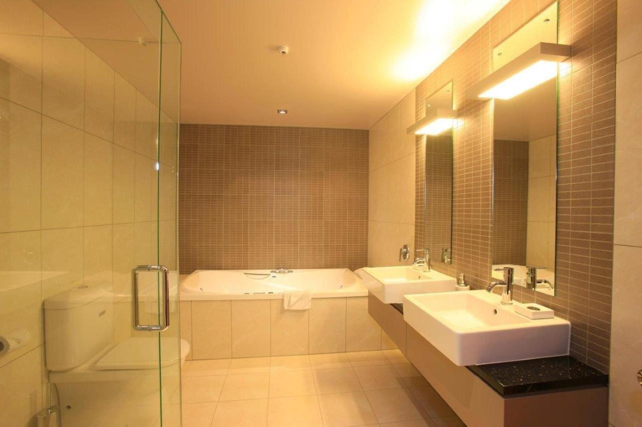 Deluxe Suite with Spa Bath - Photo 5