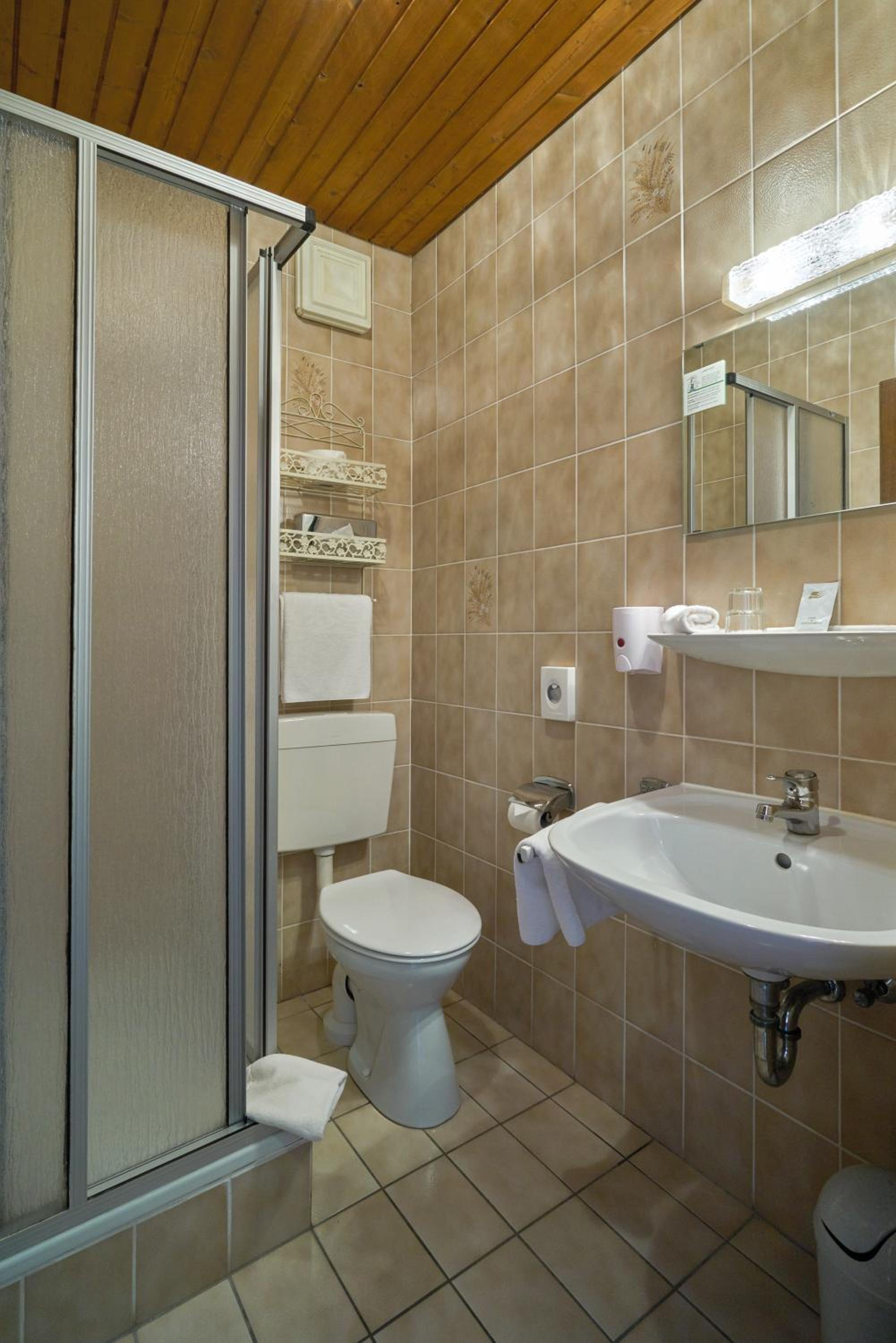 Standard Double Room - Photo 6