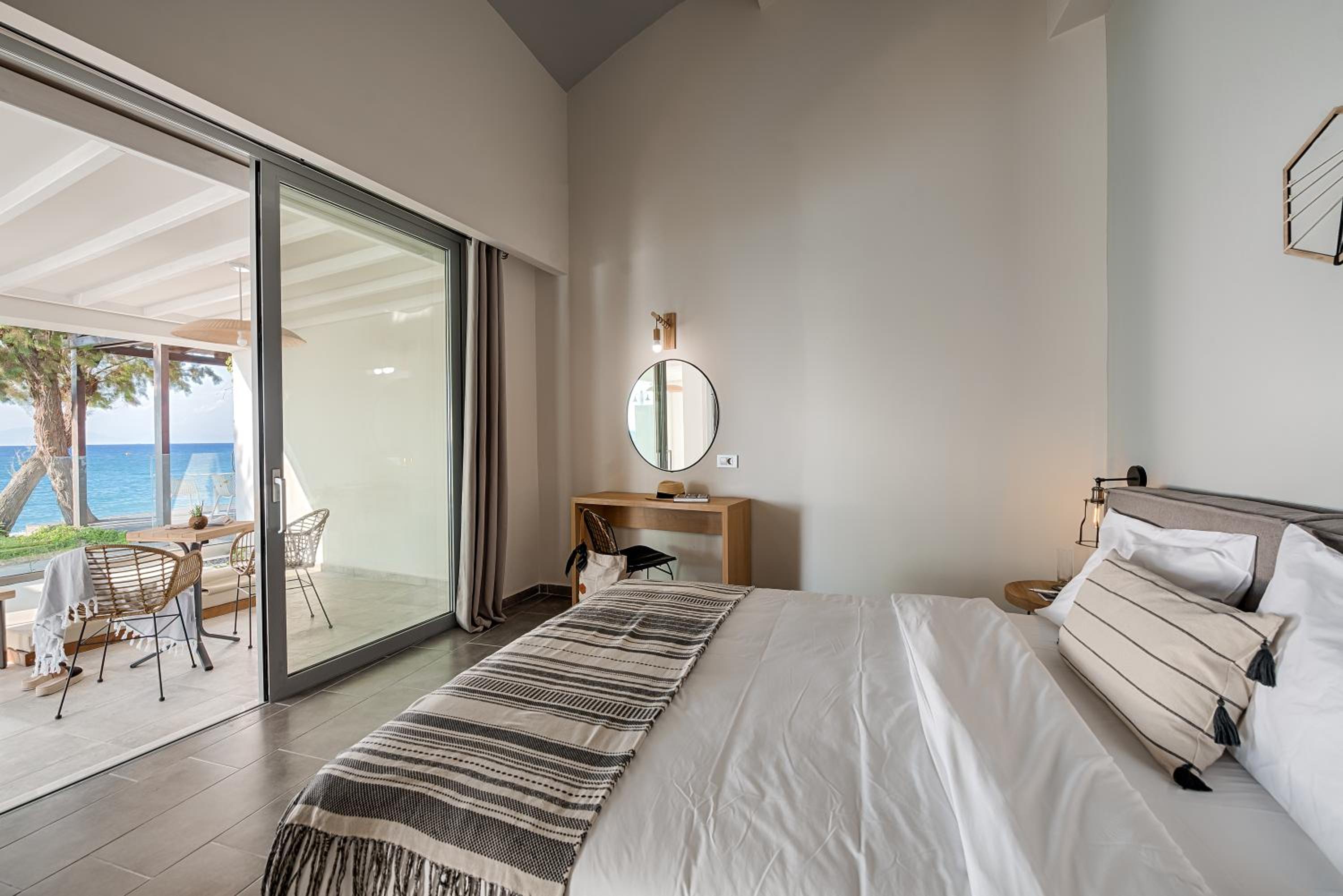 Sea Front Premier Suite with Jetted Pool thumbnail 5