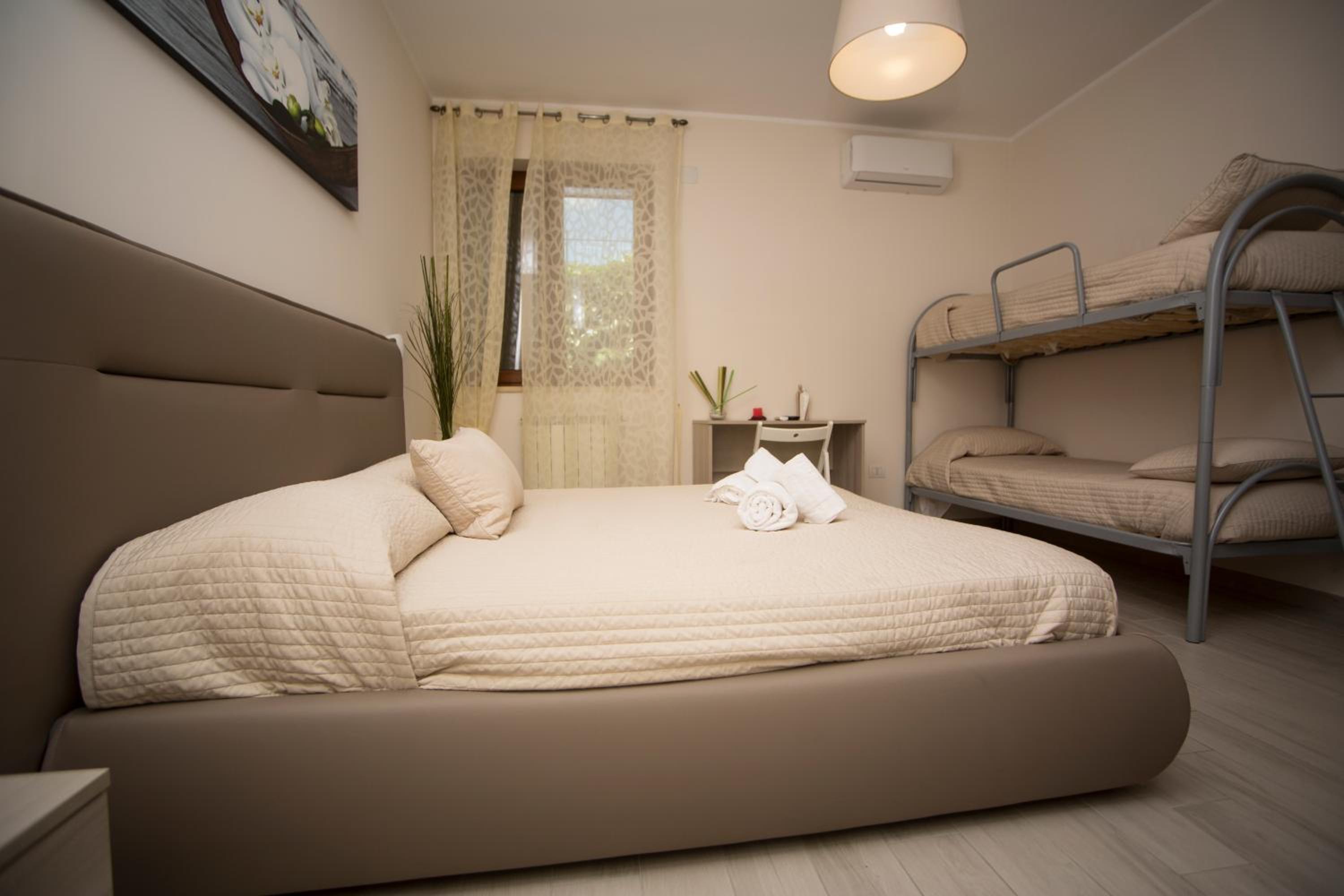 Quadruple Room with Private Bathroom photo 2