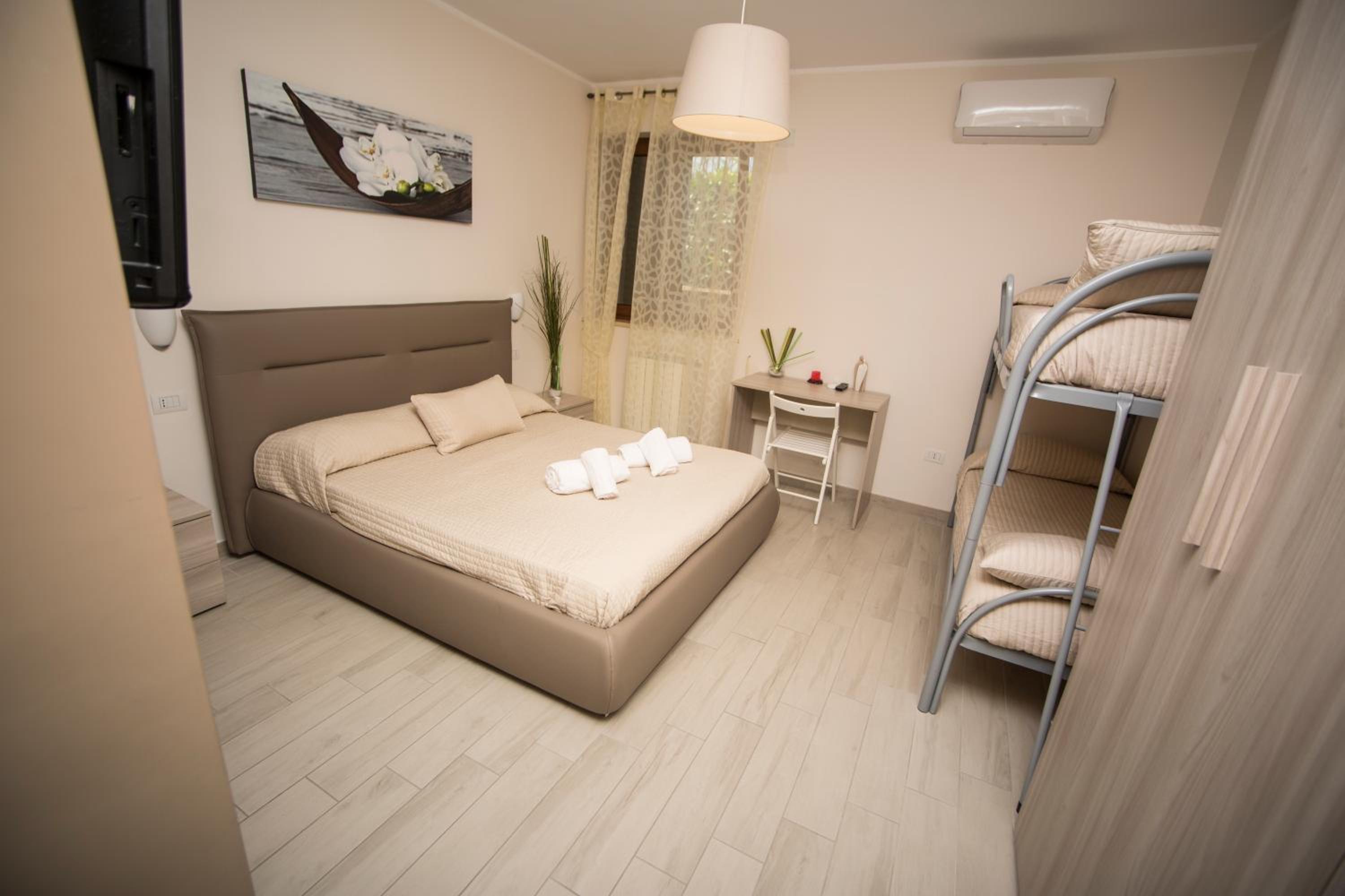 Quadruple Room with Private Bathroom photo 3