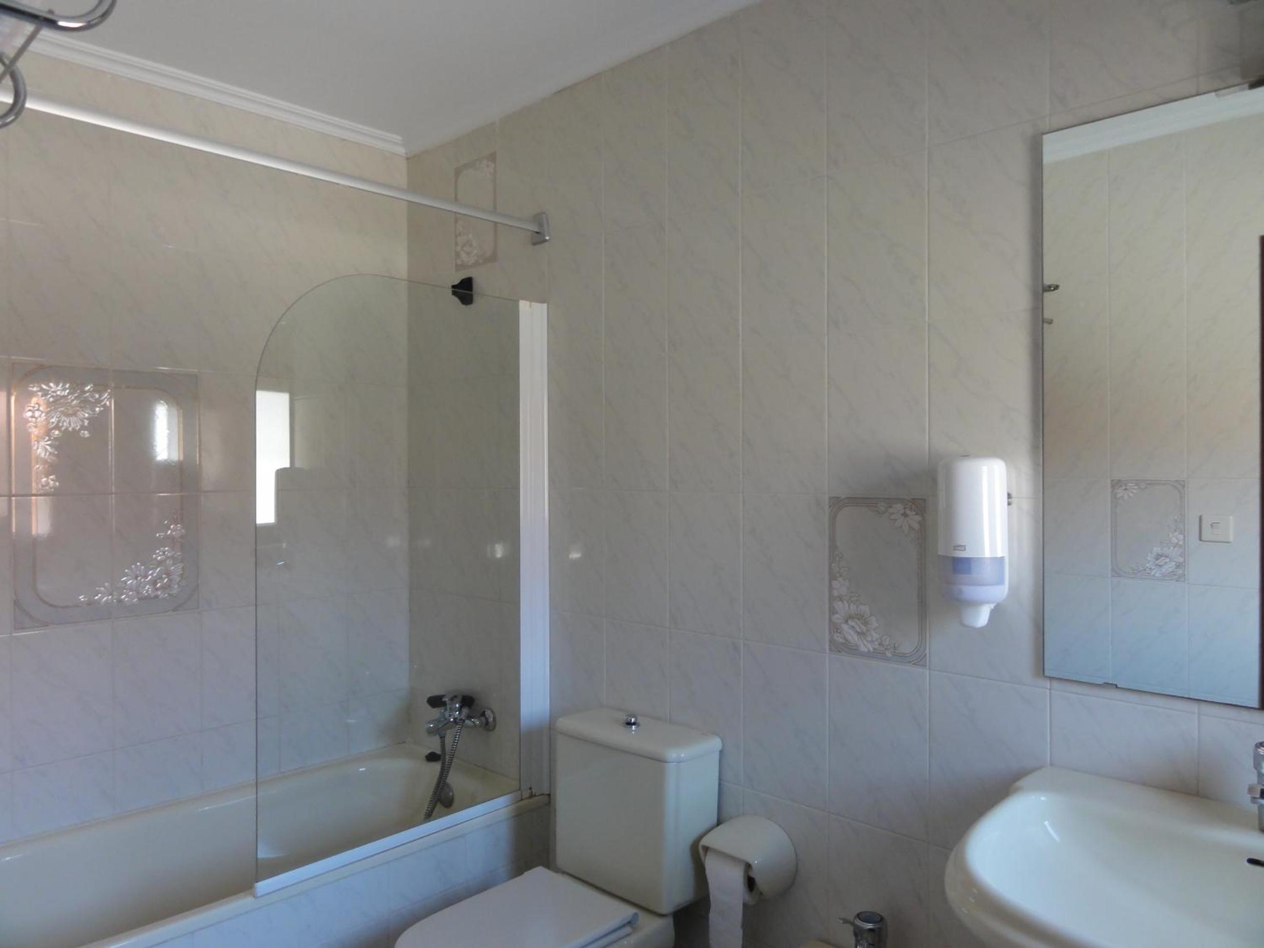 Double or Twin Room with Private Bathroom - Photo 4