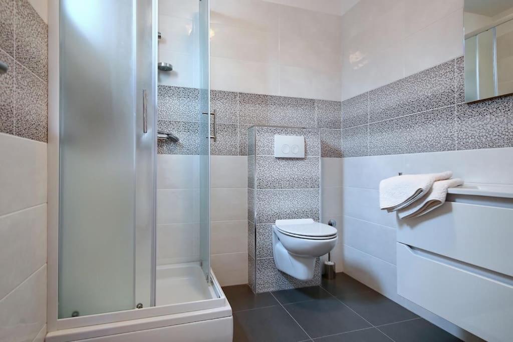 Two-Bedroom Apartment with Terrace and Sea View - Photo 14