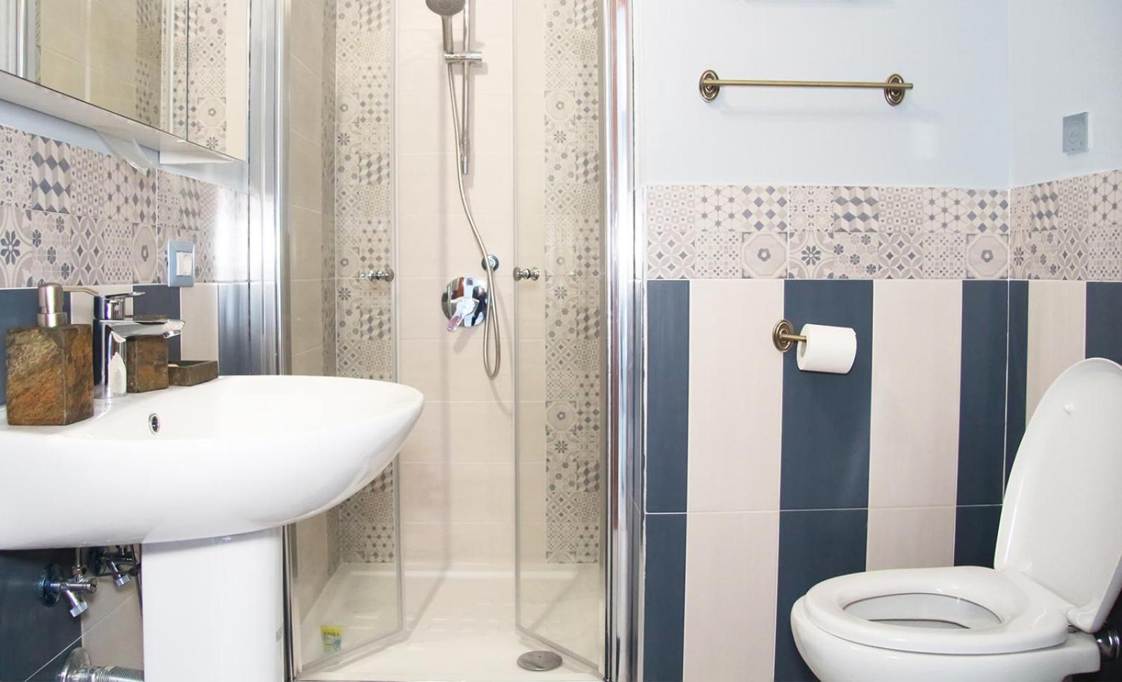 Twin Room with Private Bathroom photo 3
