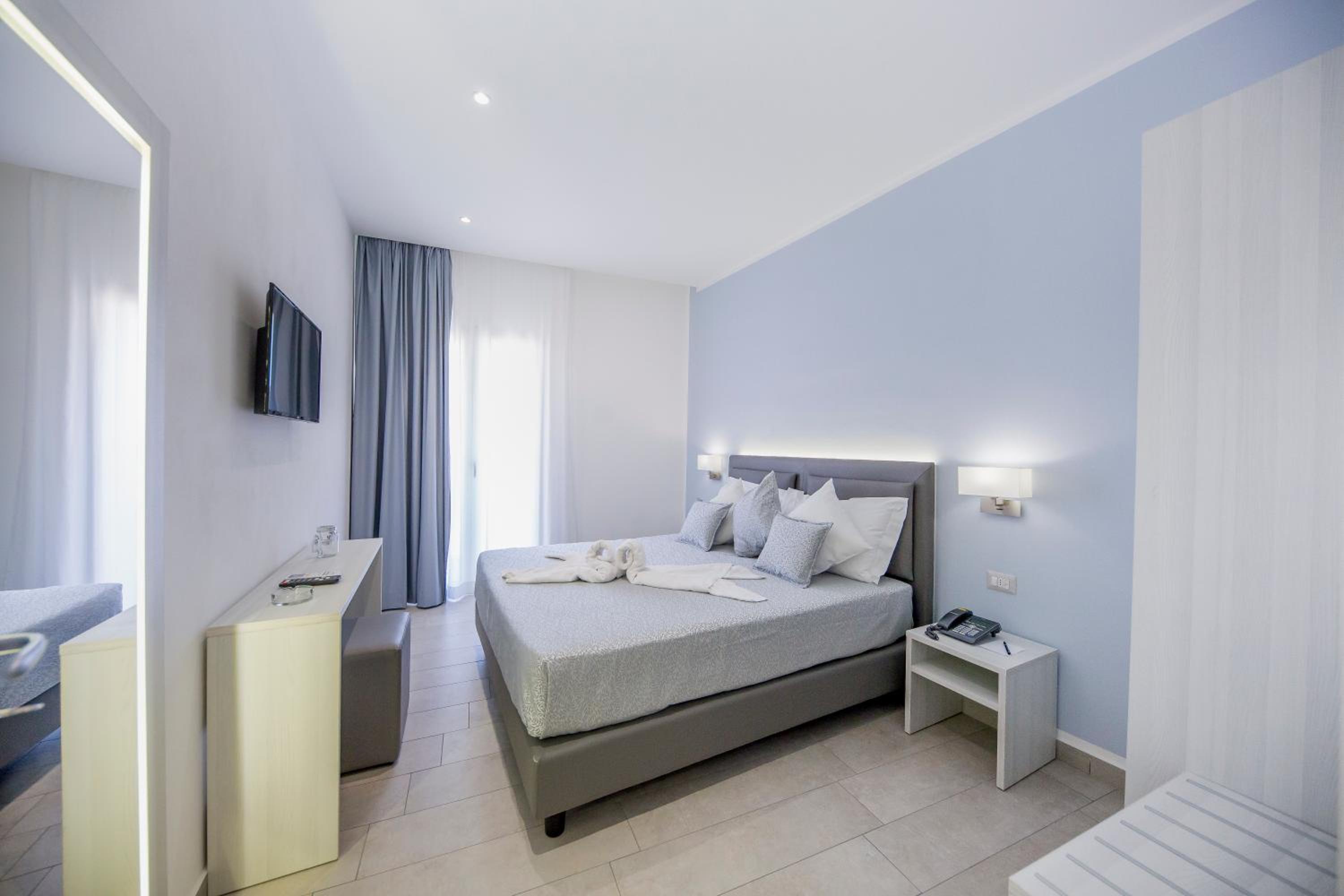 Classic Triple Room with   Partial Sea View