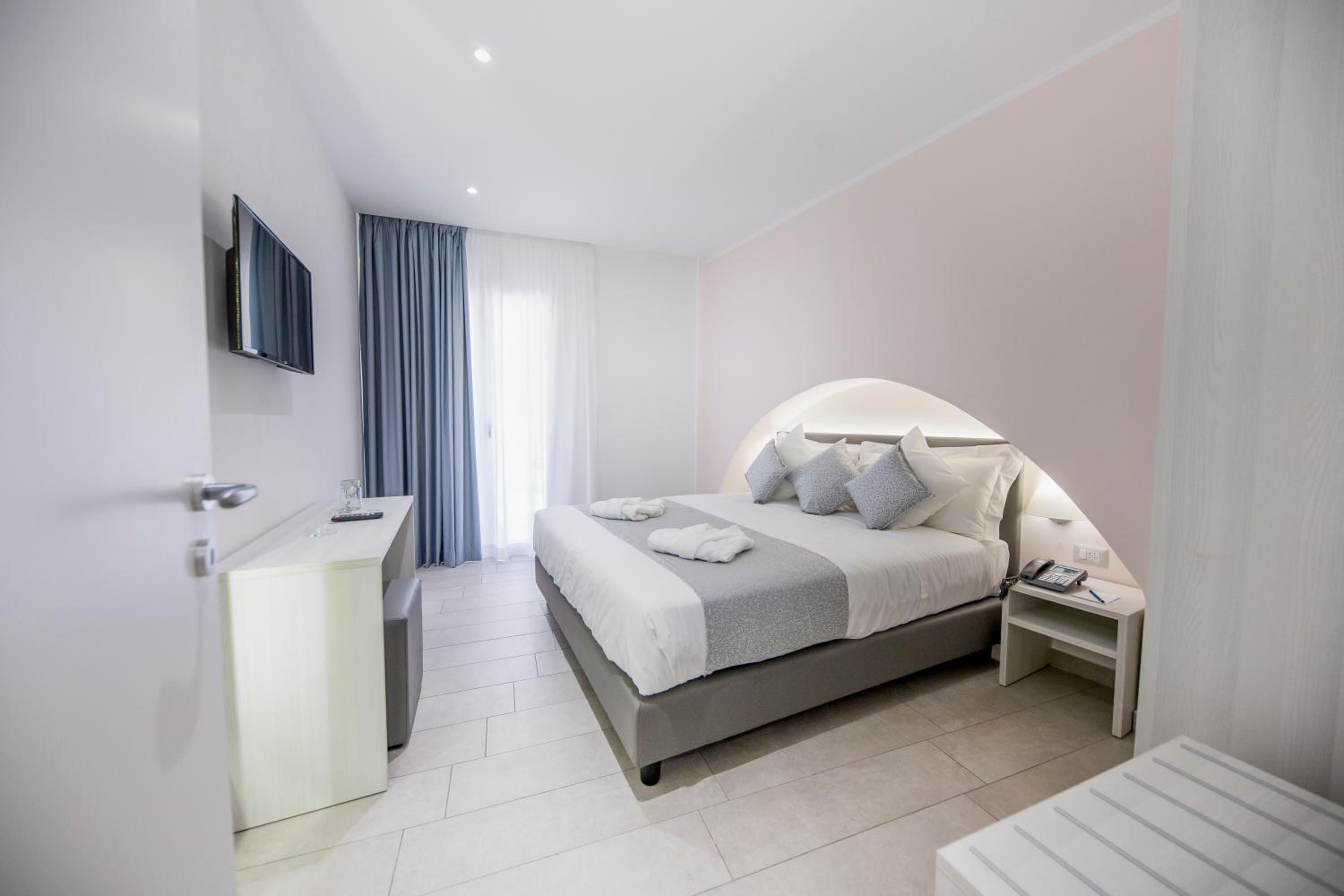 Triple Room with Balcony and City View