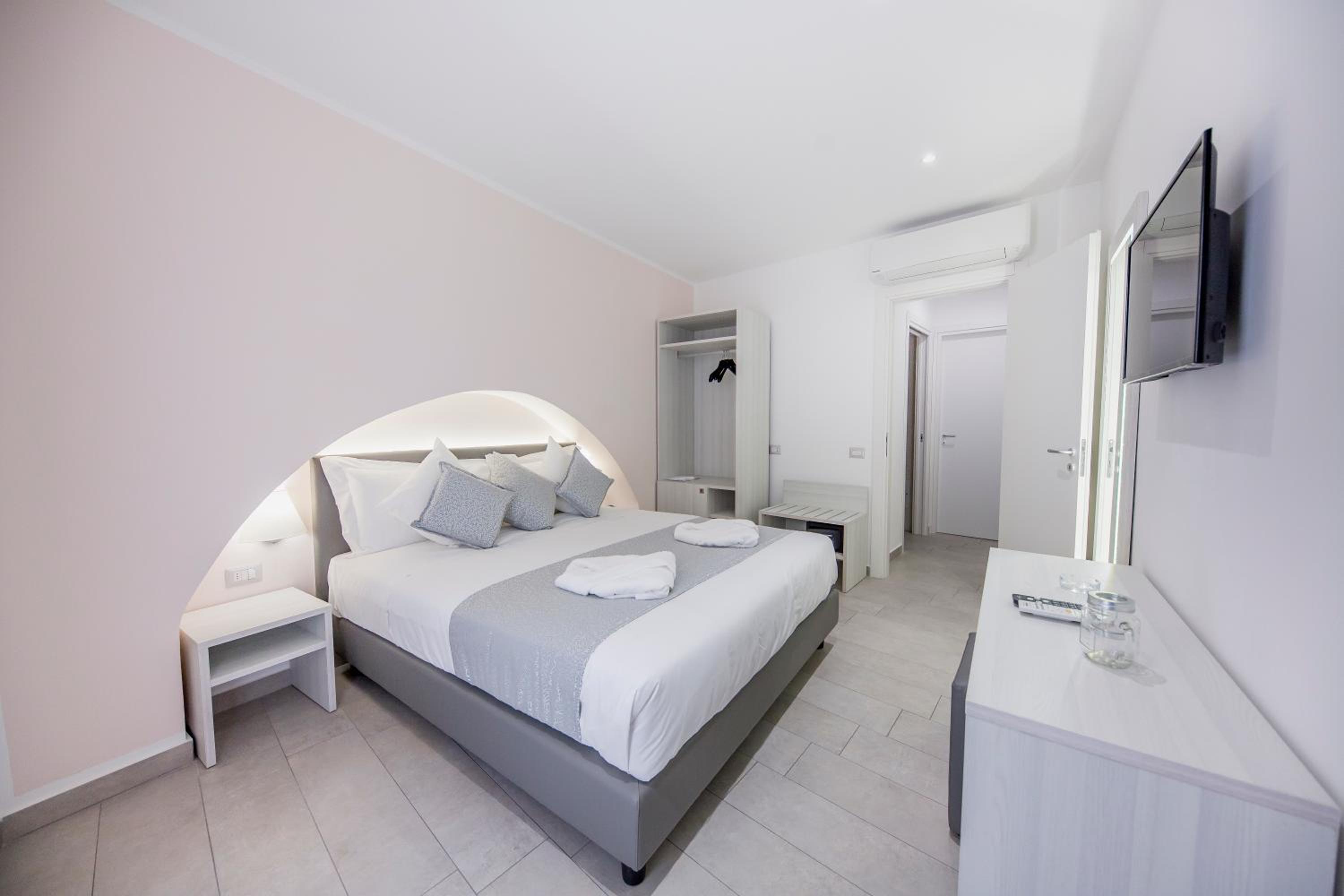 Triple Room with Balcony and City View photo 2