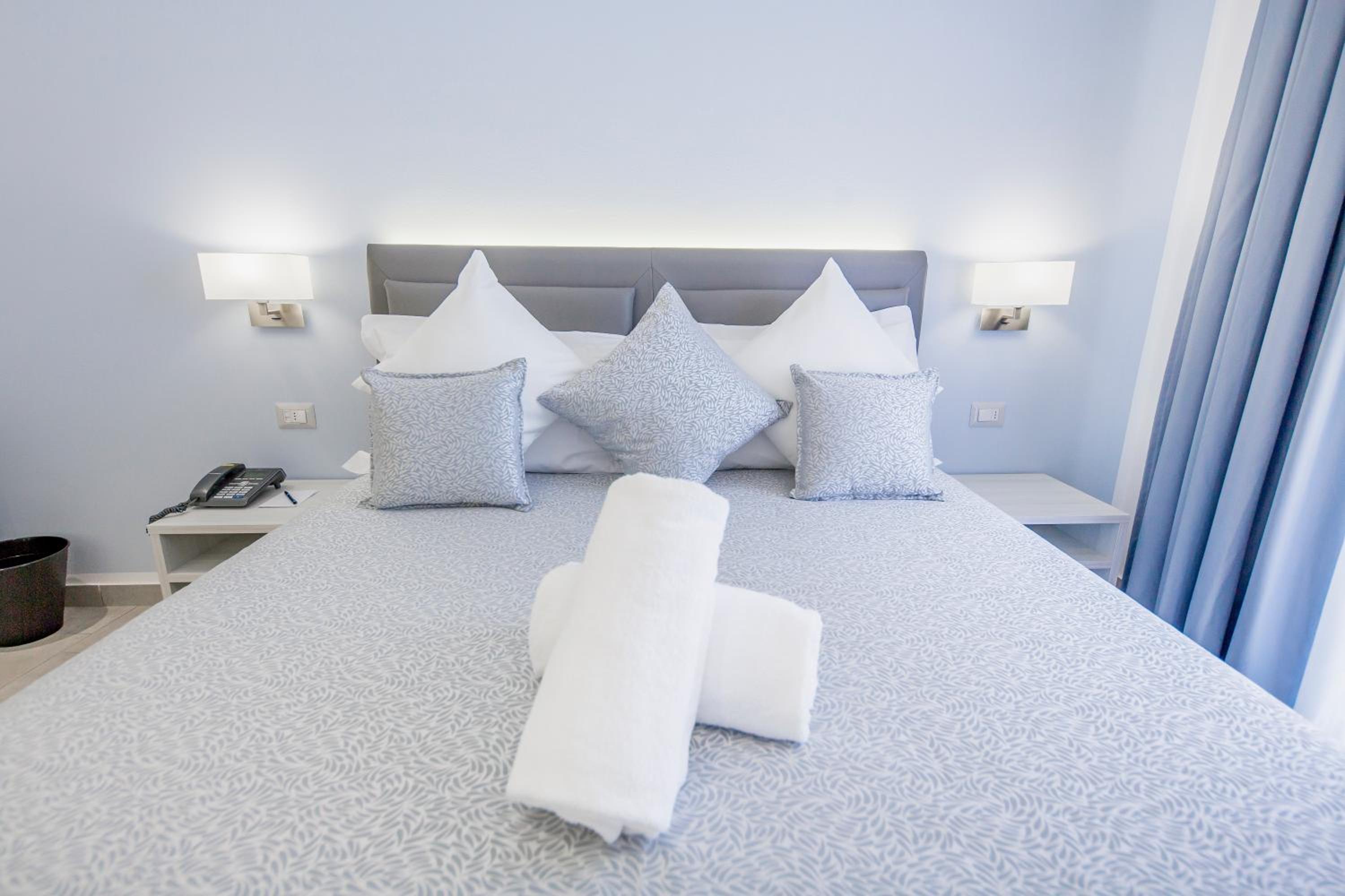 Double Room with Partial Sea View