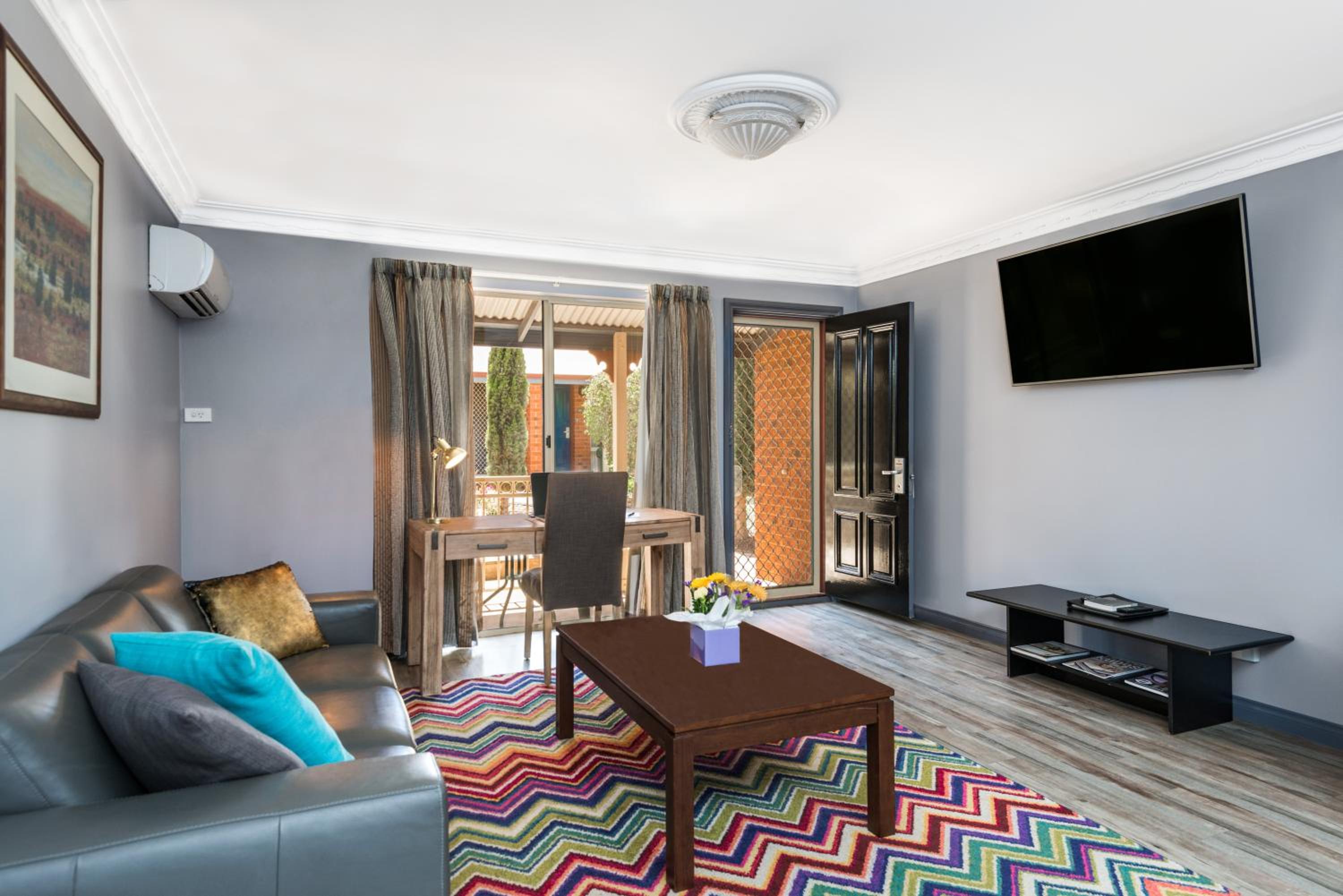 One-Bedroom Executive Apartment photo 2