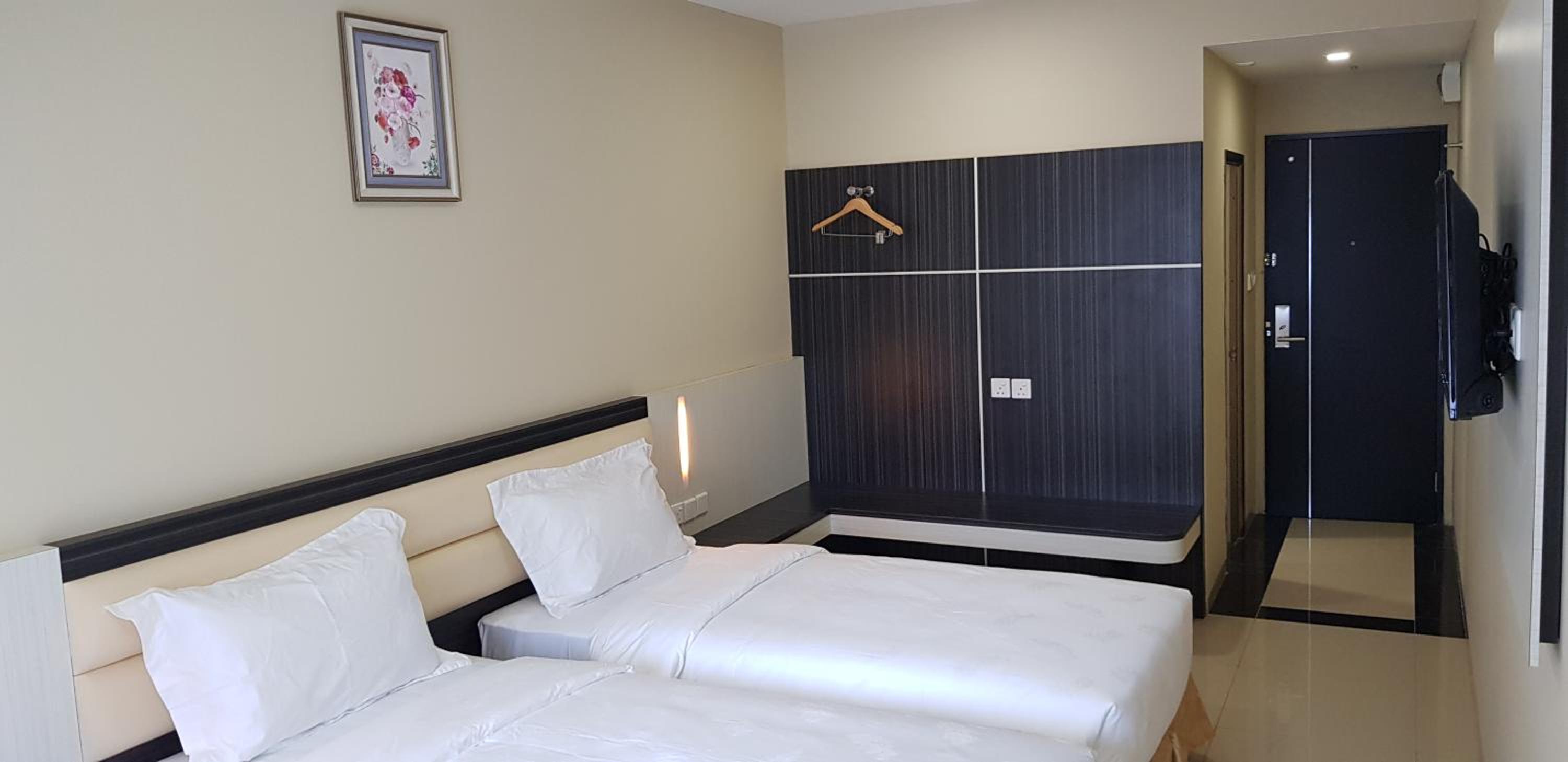 Twin Room - Photo 8