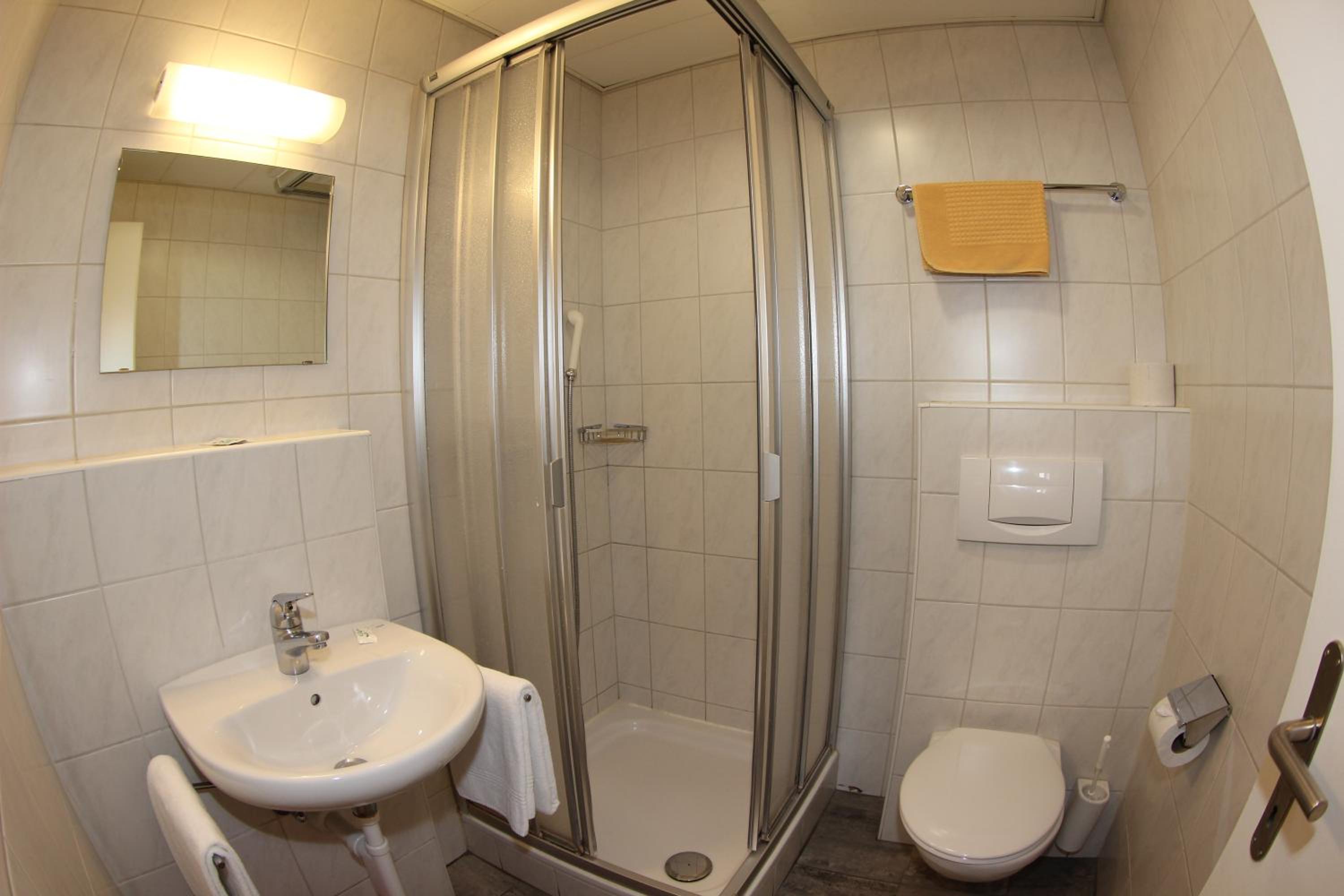 Family Room with Private Bathroom - Photo 4