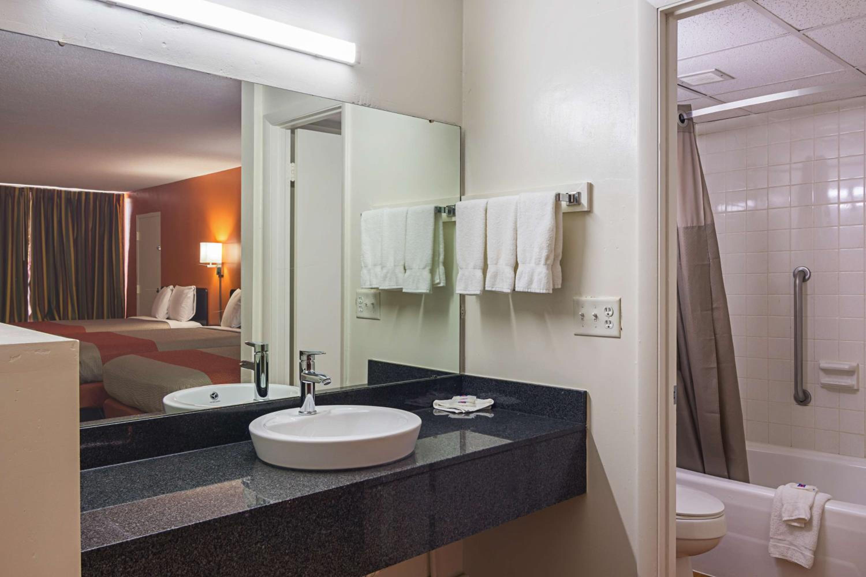 Deluxe Queen Room with Two Queen Beds - Non-Smoking - Photo 4