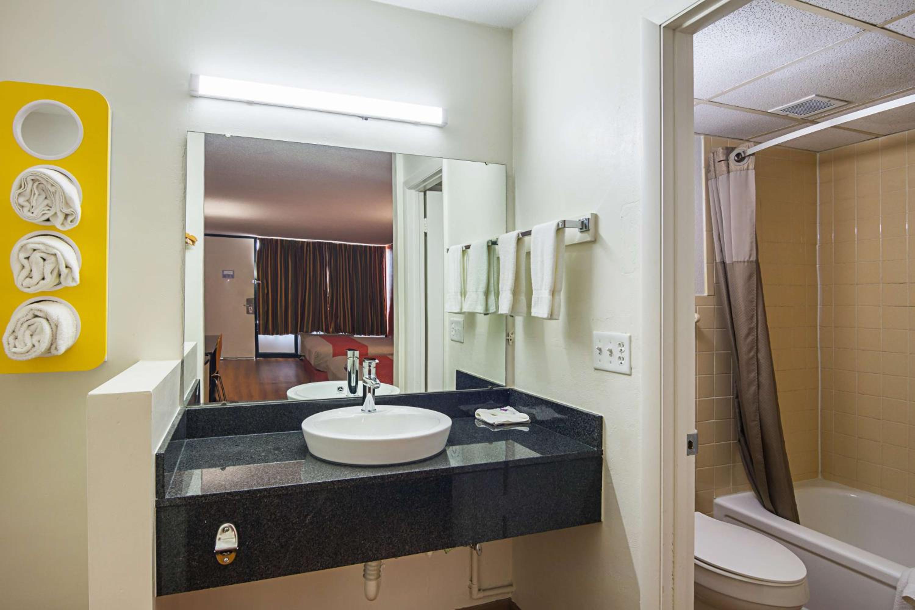 Deluxe Queen Room with Two Queen Beds - Non-Smoking - Photo 2
