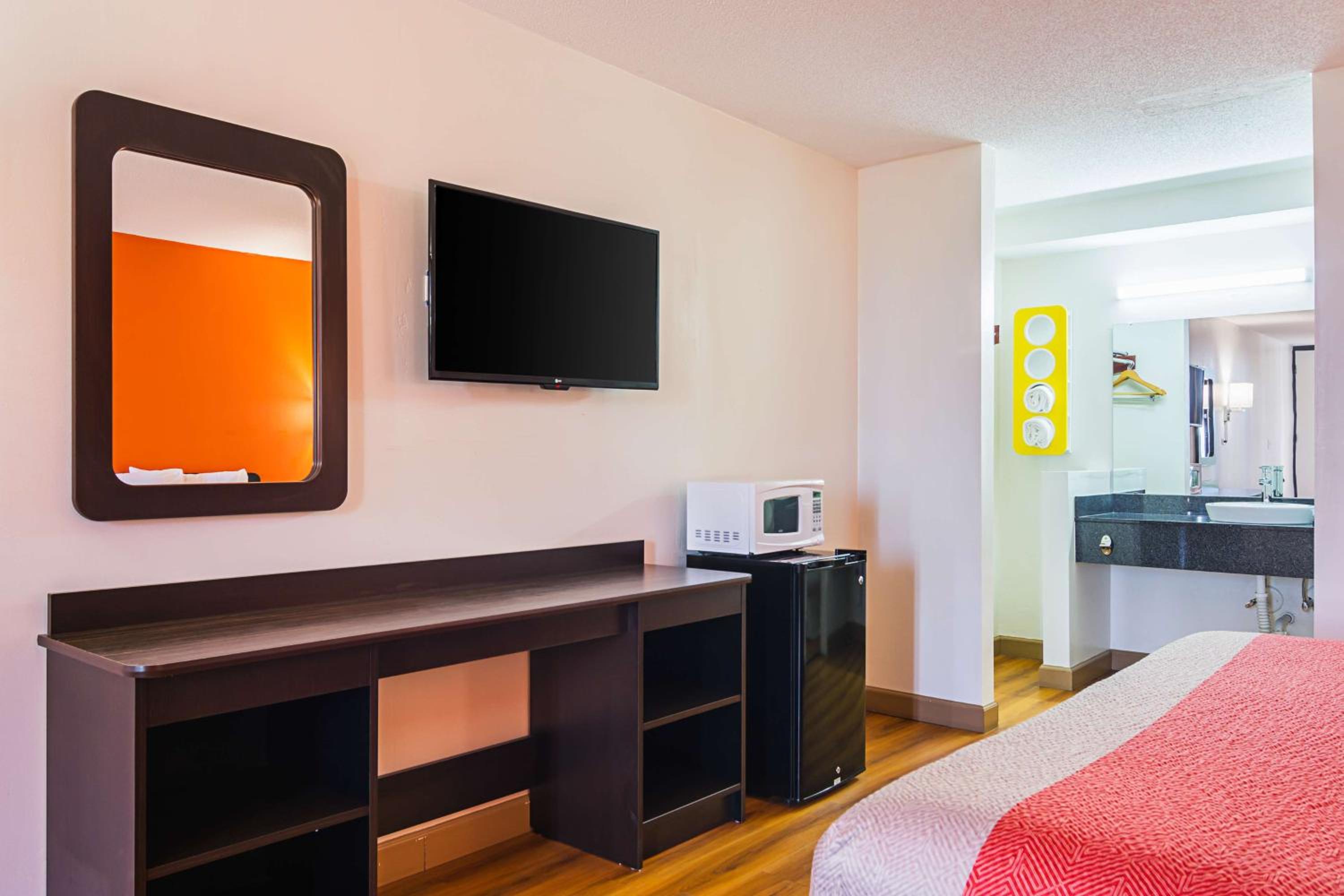 Deluxe King Room - Non-Smoking - Photo 4