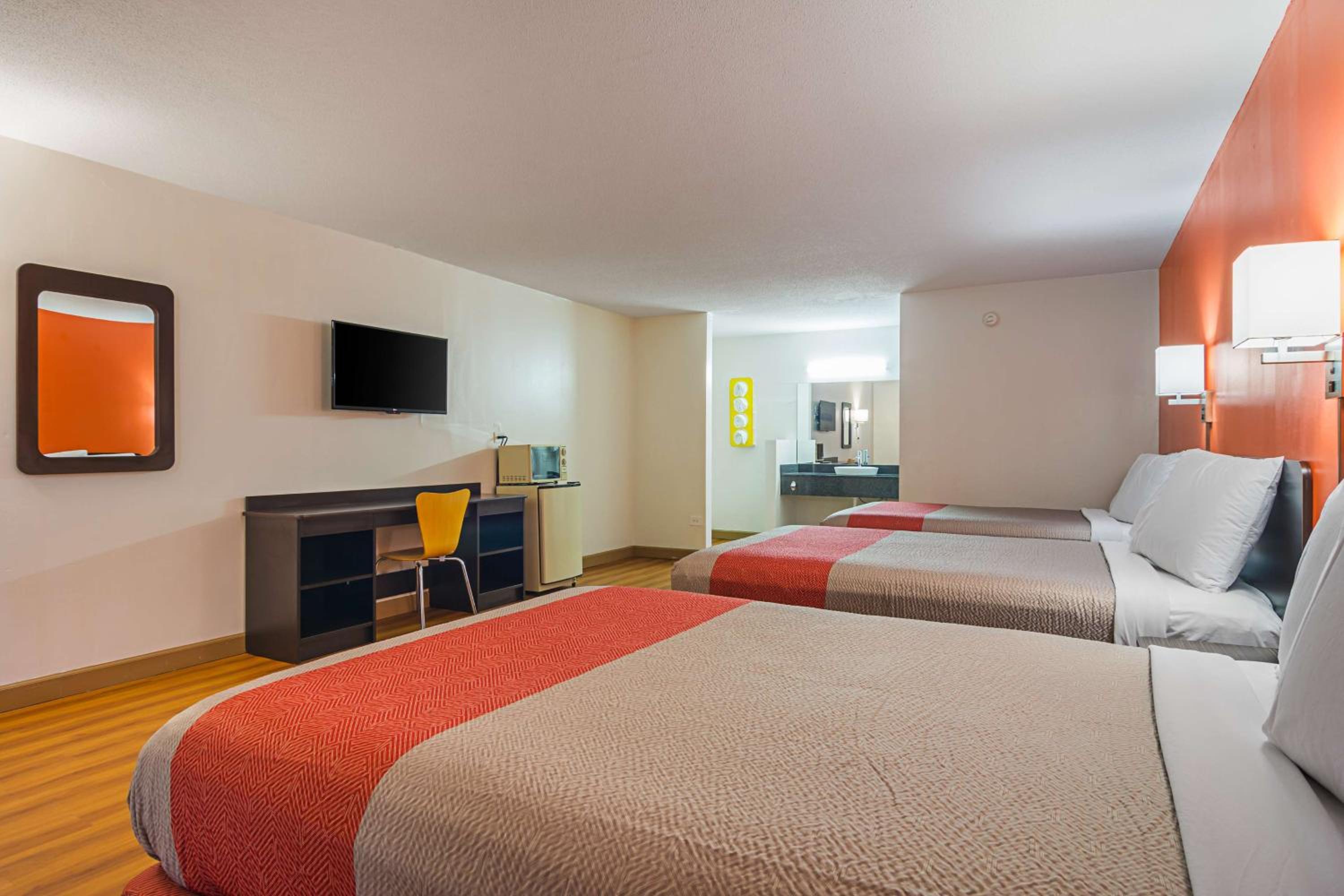 Deluxe Queen Room with Two Queen Beds - Non-Smoking - Photo 5