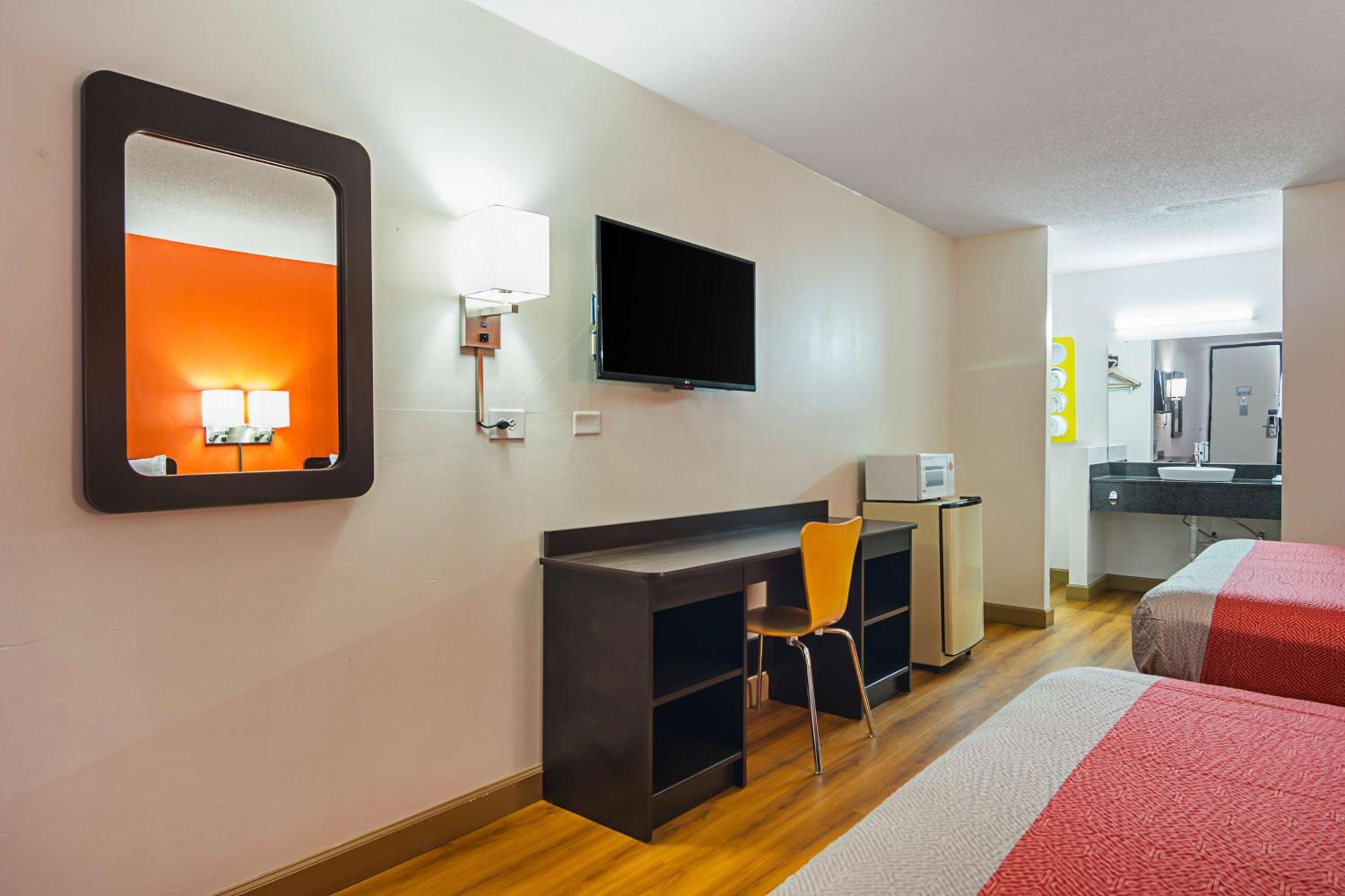 Deluxe Queen Room with Two Queen Beds - Non-Smoking - Photo 8