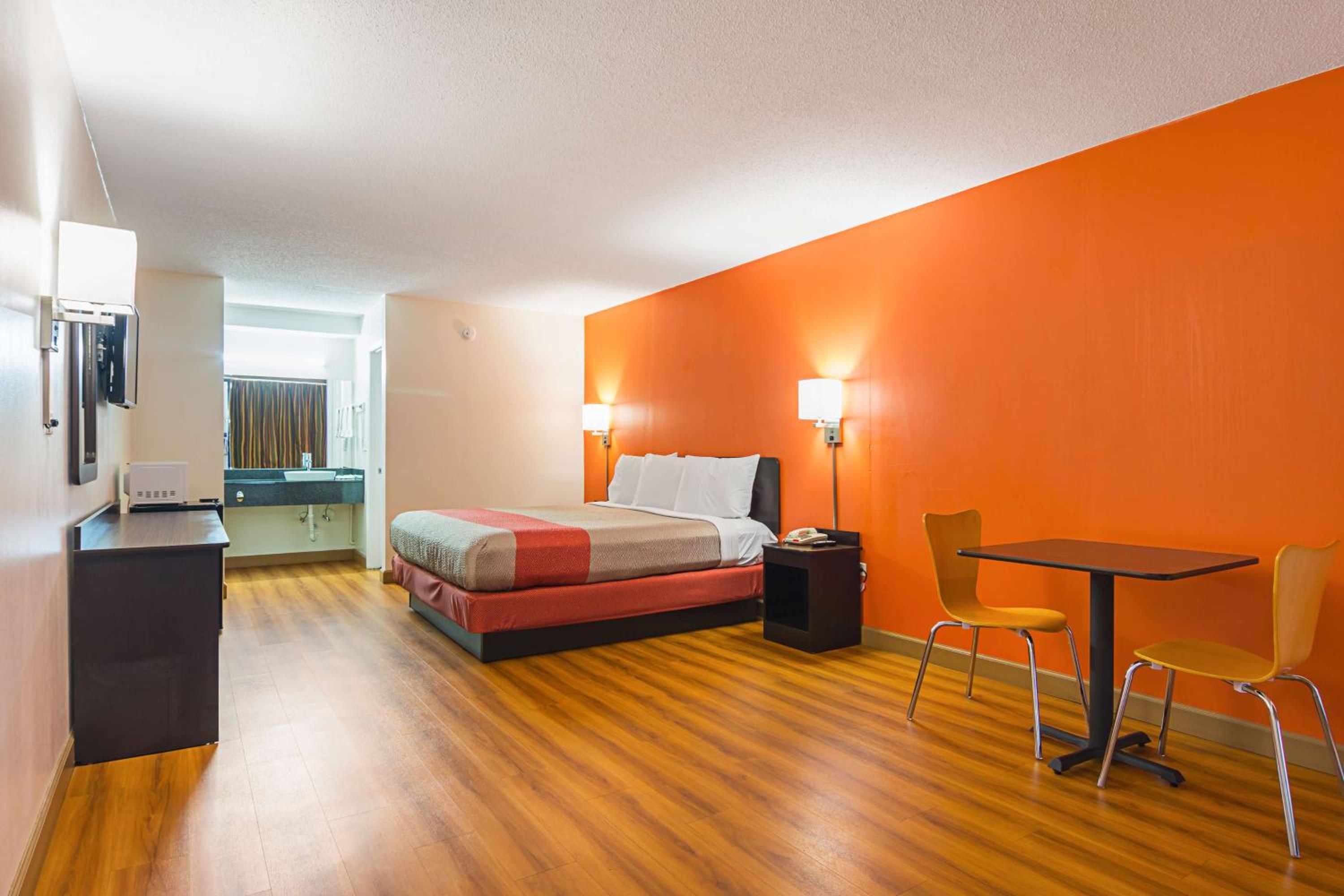 Deluxe King Room - Non-Smoking - Photo 7