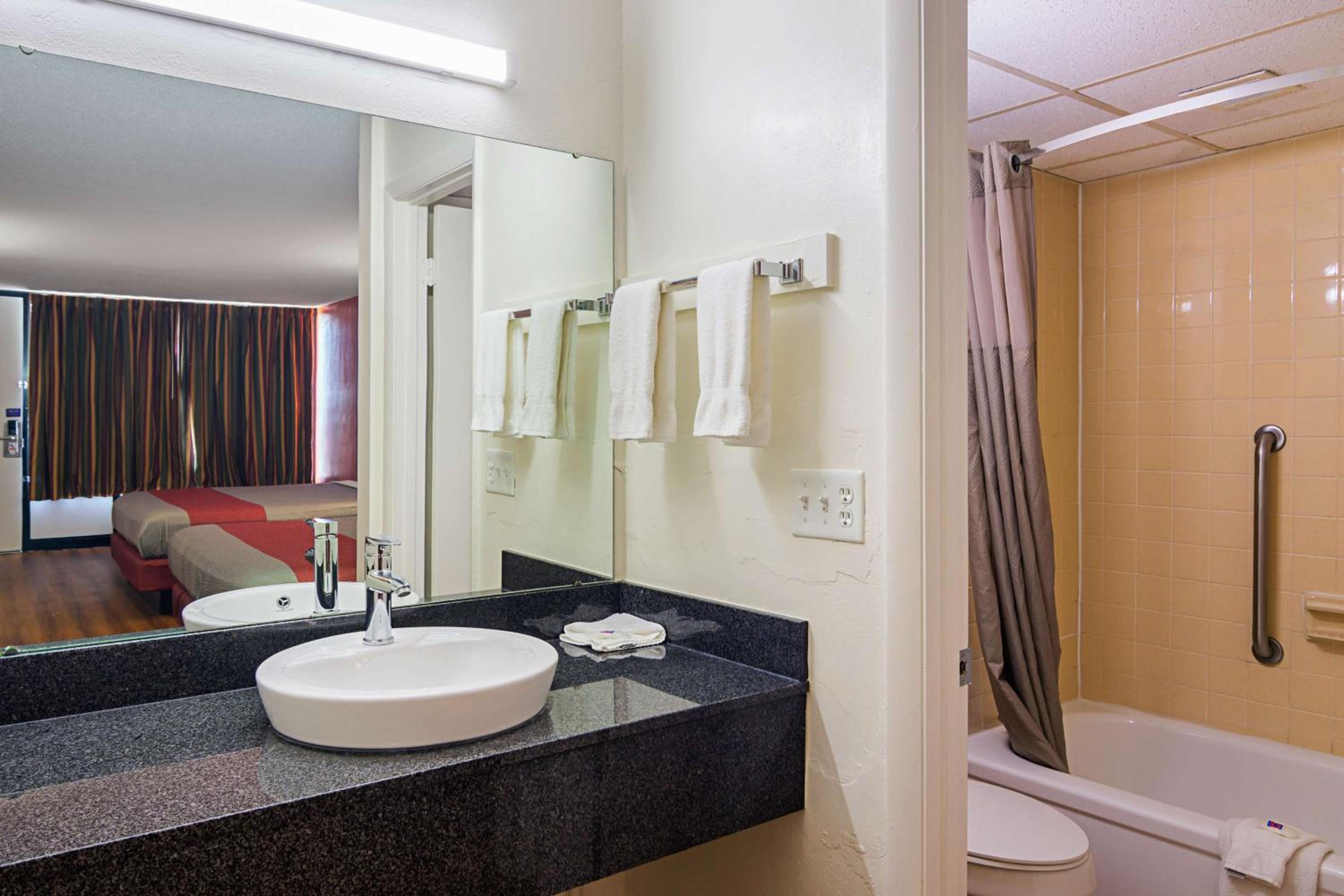 Deluxe Queen Room with Two Queen Beds - Non-Smoking - Photo 6