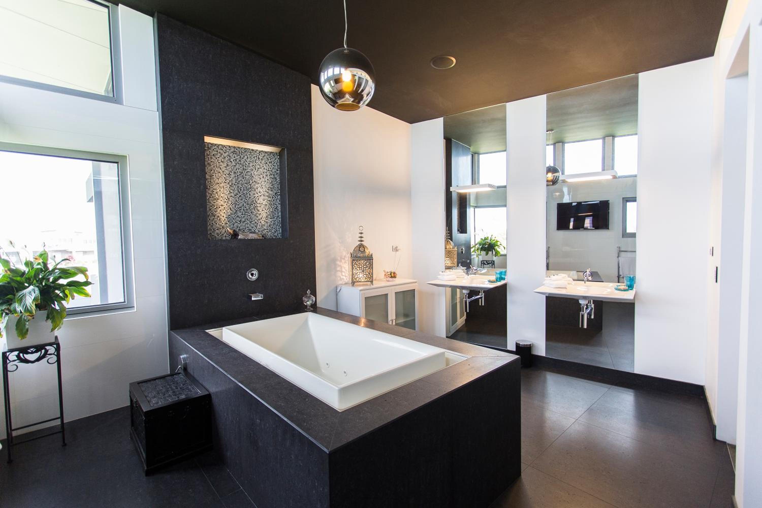 One-Bedroom Suite with Spa Bath photo 3