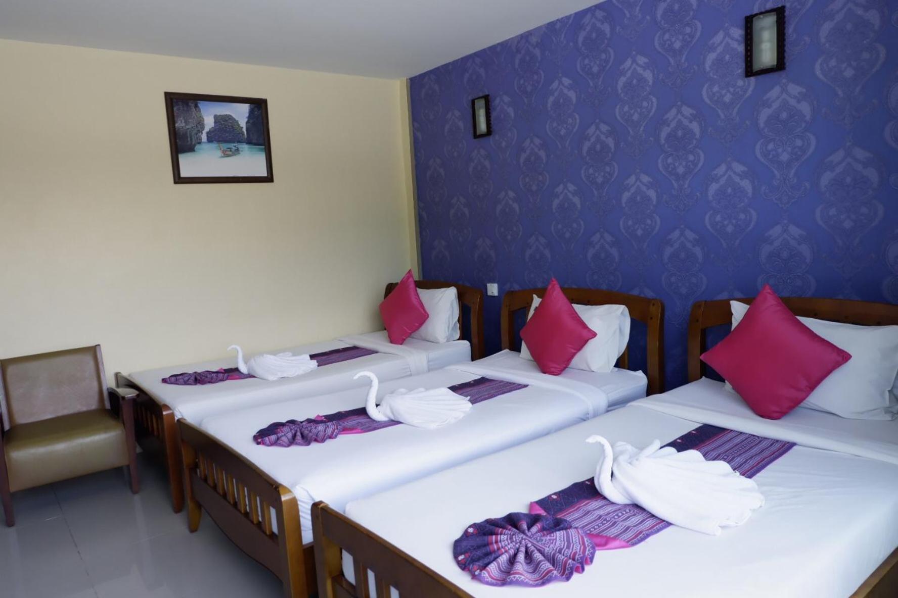 Triple Room with Balcony - Photo 11