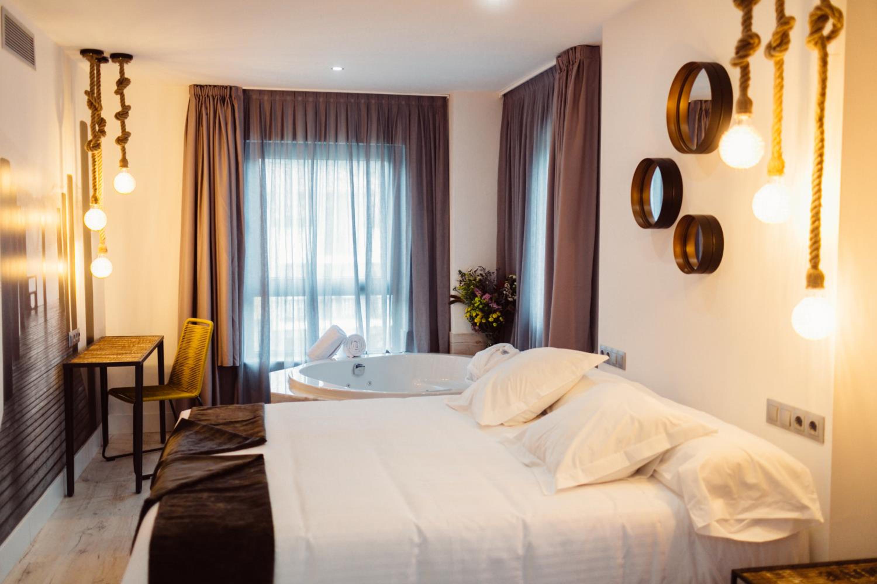 Double Room with Spa Bath - Photo 1