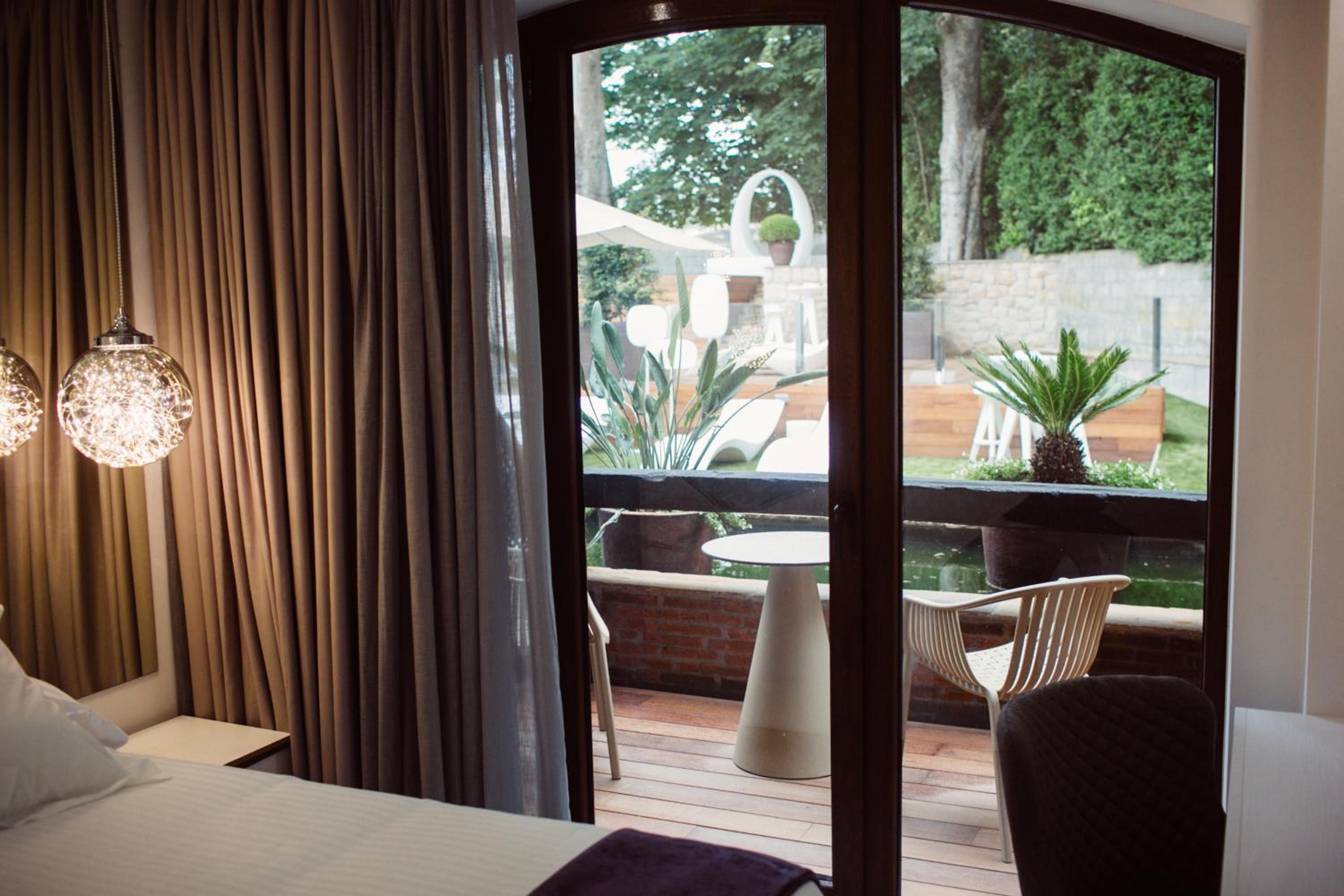 Superior Double Room with Spa Bath and Pool View - Photo 12
