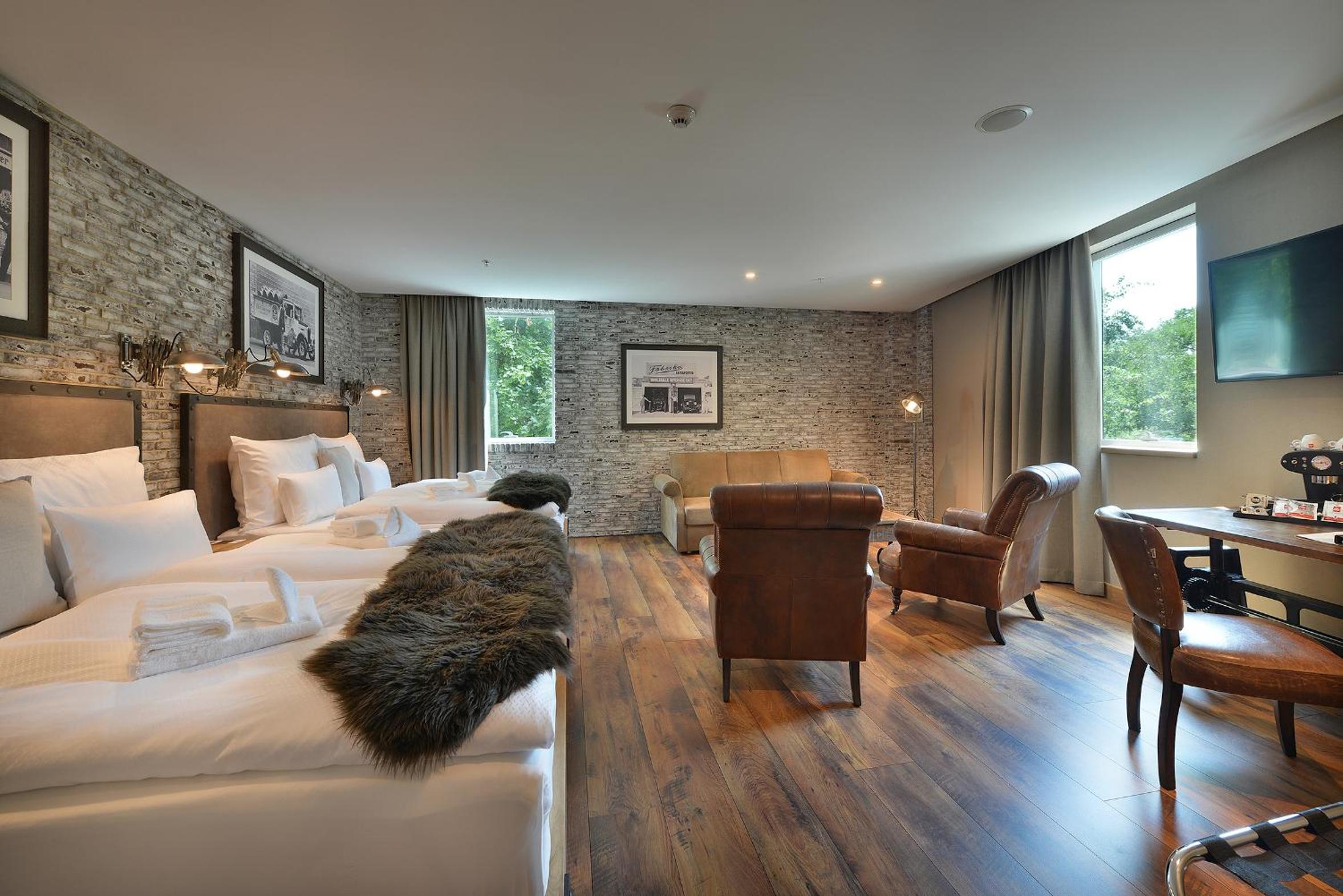 Premium Family Room - Photo 3