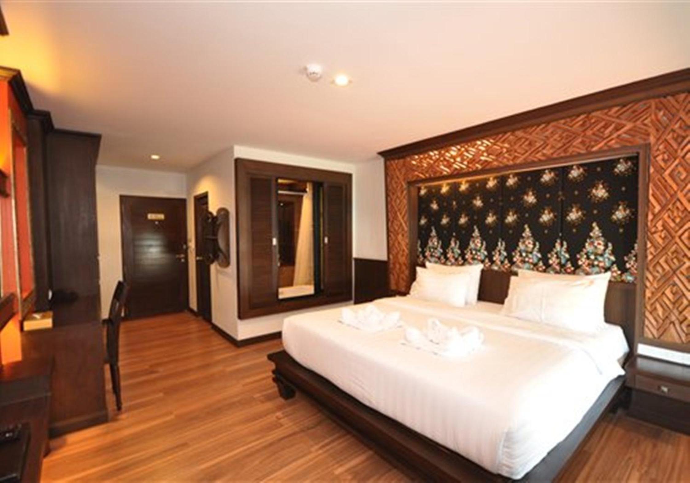 Deluxe Double Room with Partial Sea View