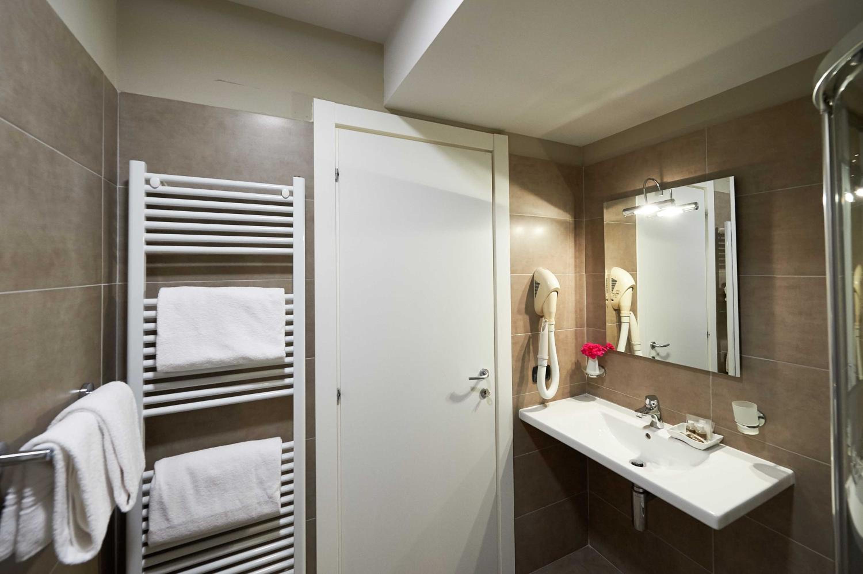 Executive Double or Twin Room - Photo 18
