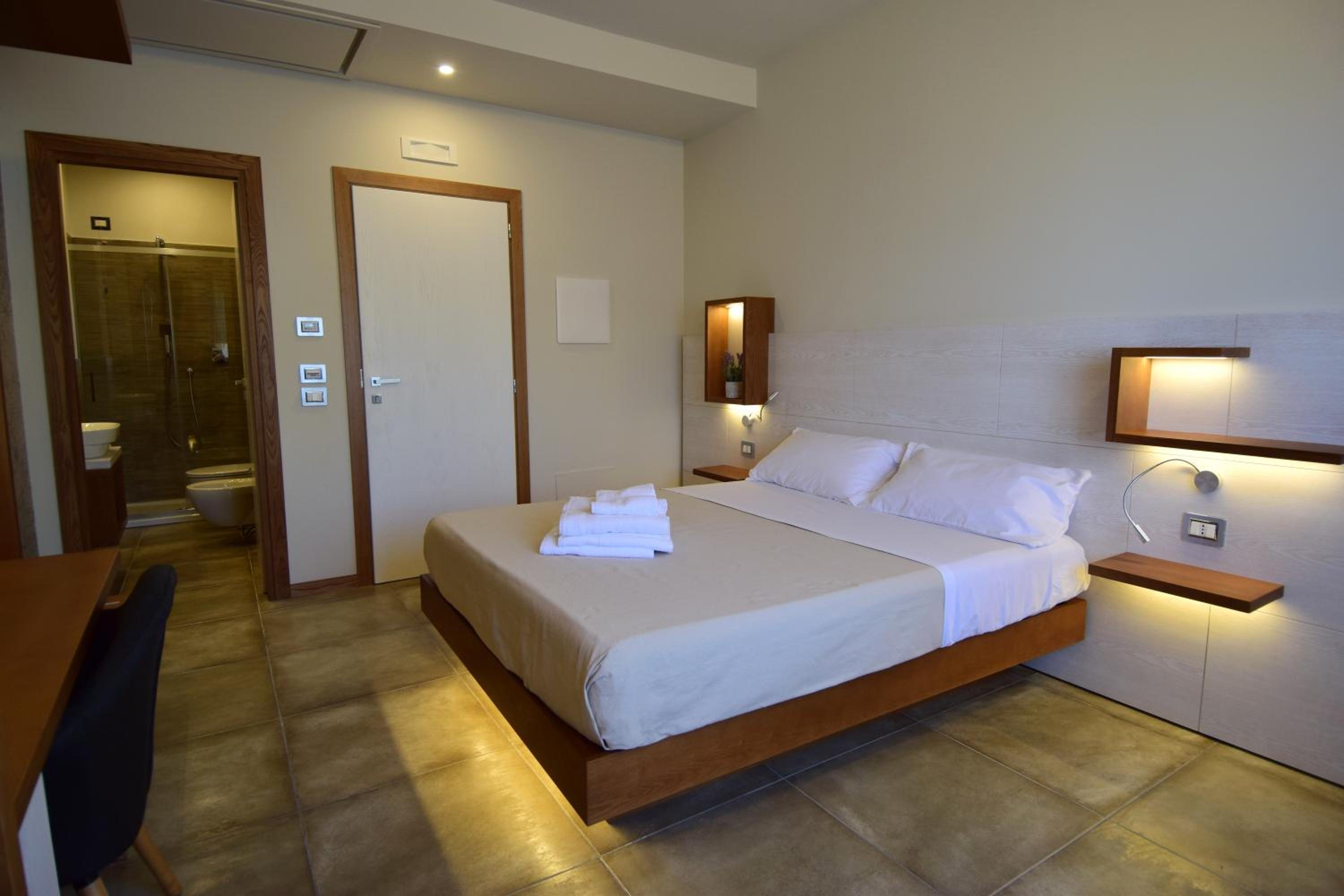 Deluxe Double Room with Side Sea View
