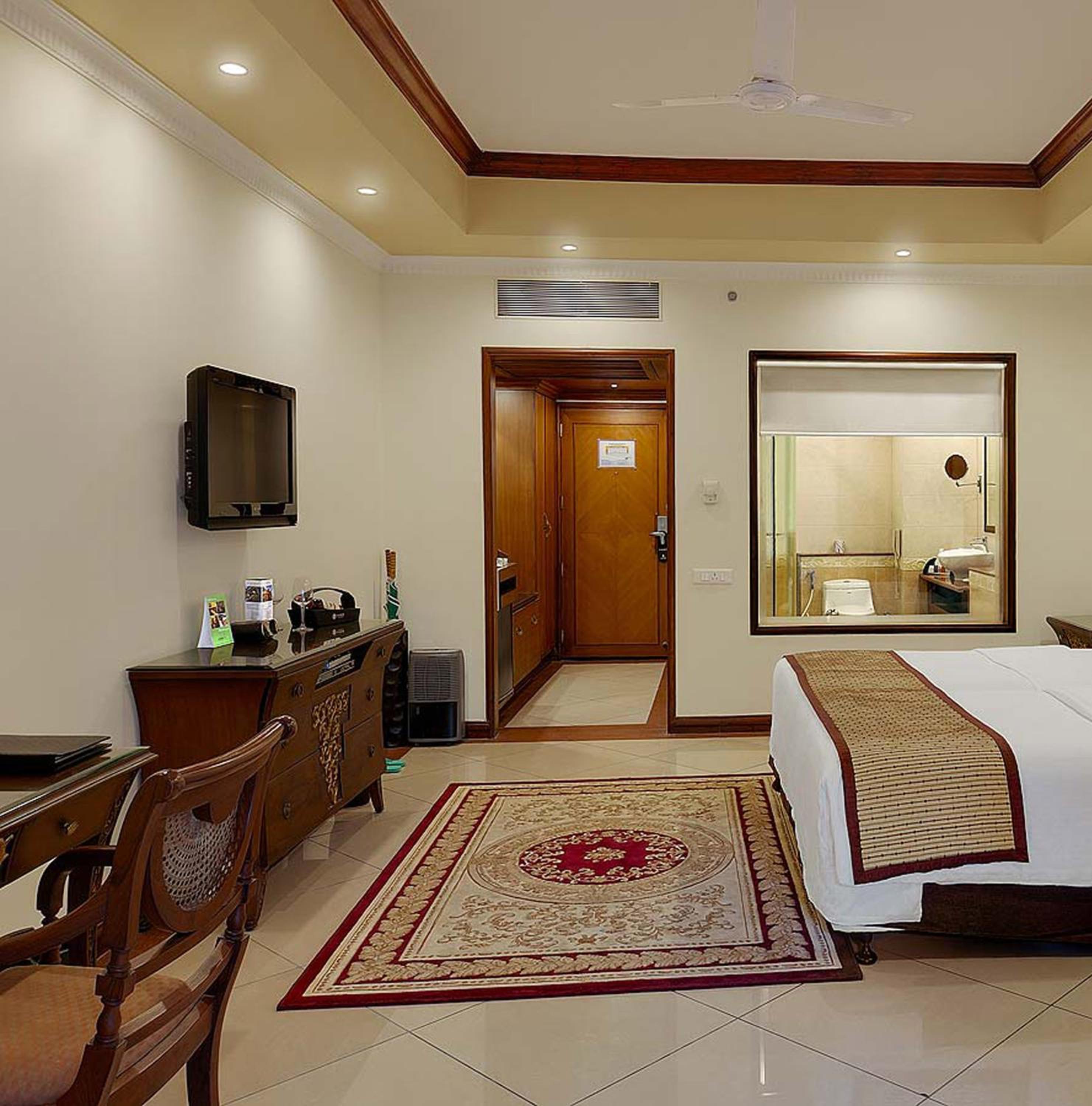 Club Room King -  10% Discount on Foods & Soft Beverages* | 15% Discounts on Laundry Services* | INR 500 spa credit during your stay on selective Massage services. TnC Apply.* | Free Mini-bar - 2 cans of soft Beverages (Once on Arrival) - Photo 4