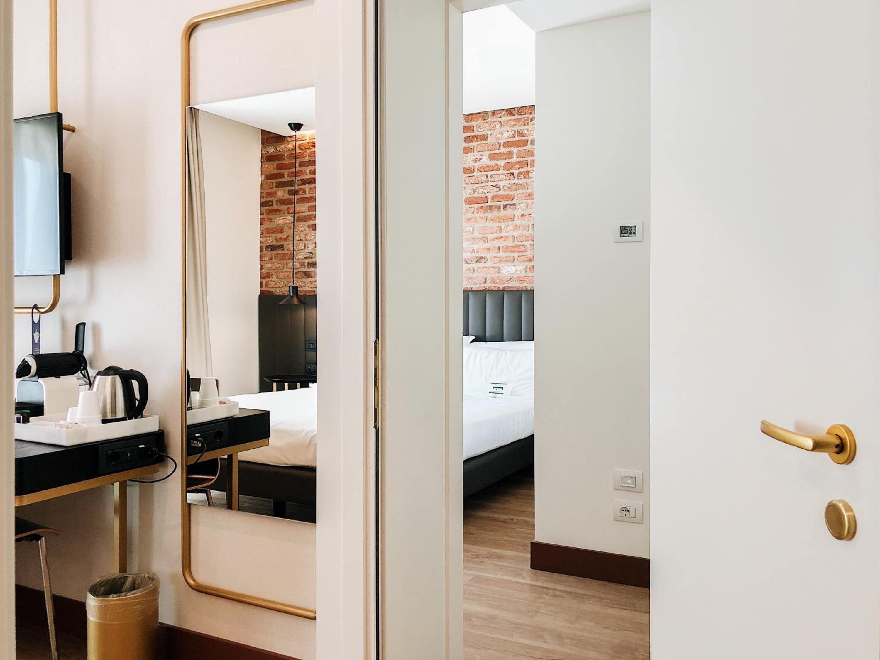 Superior Connecting Room with 1 Double Bed and 2 Single Beds - Photo 2