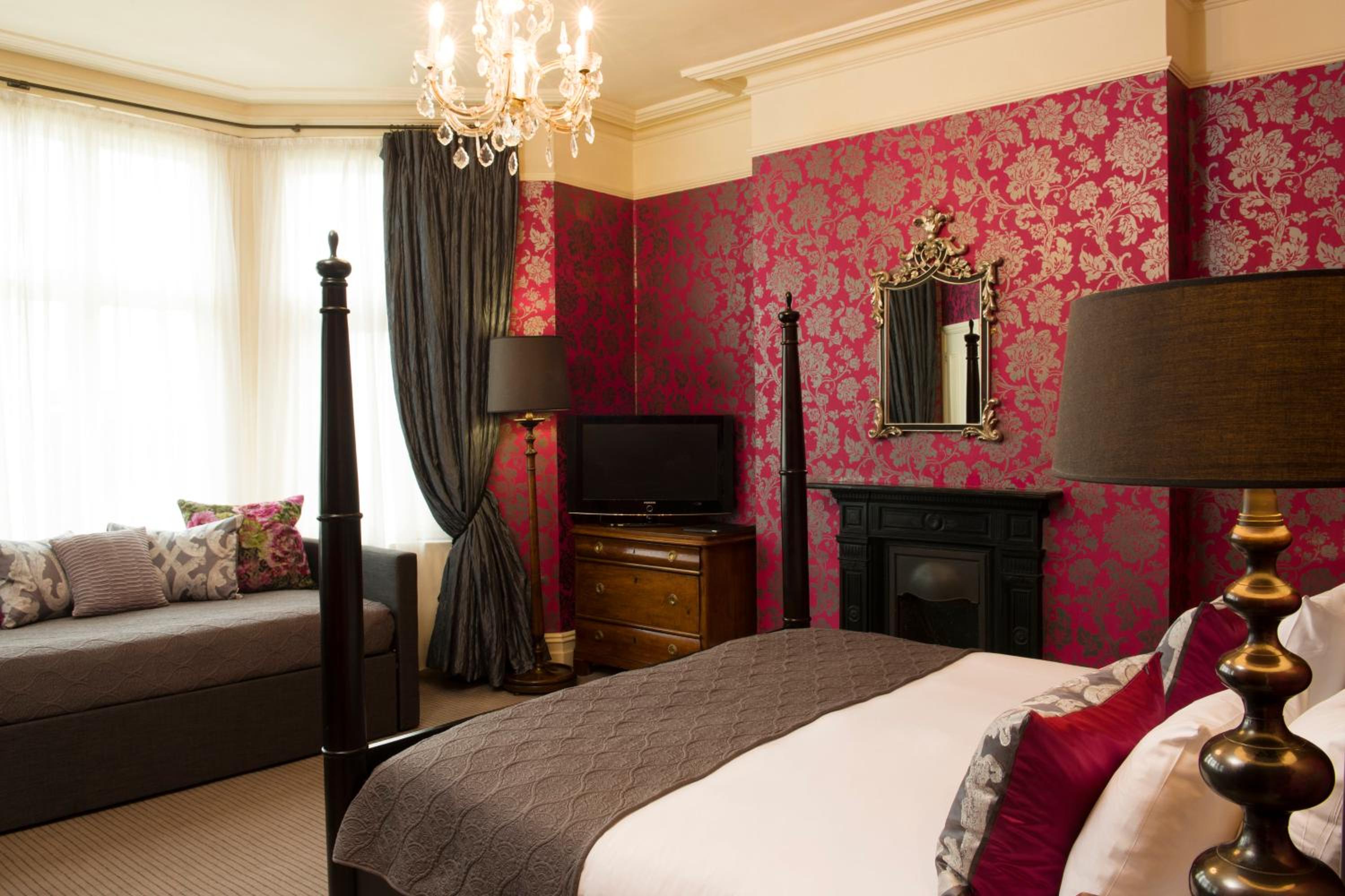 Large King or Family Room with Four Poster Bed - Photo 2