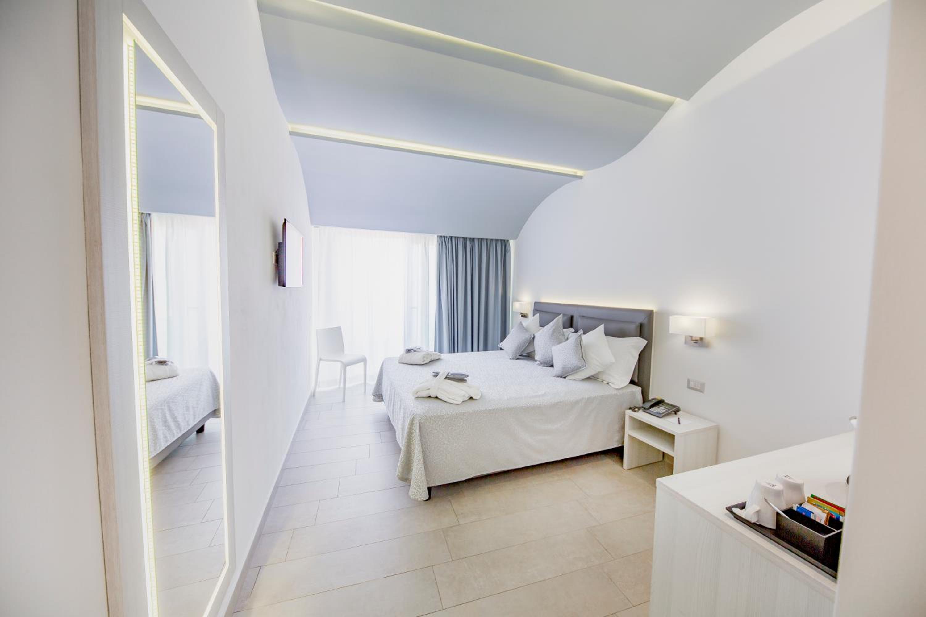 Deluxe Double Room with Balcony and Sea View