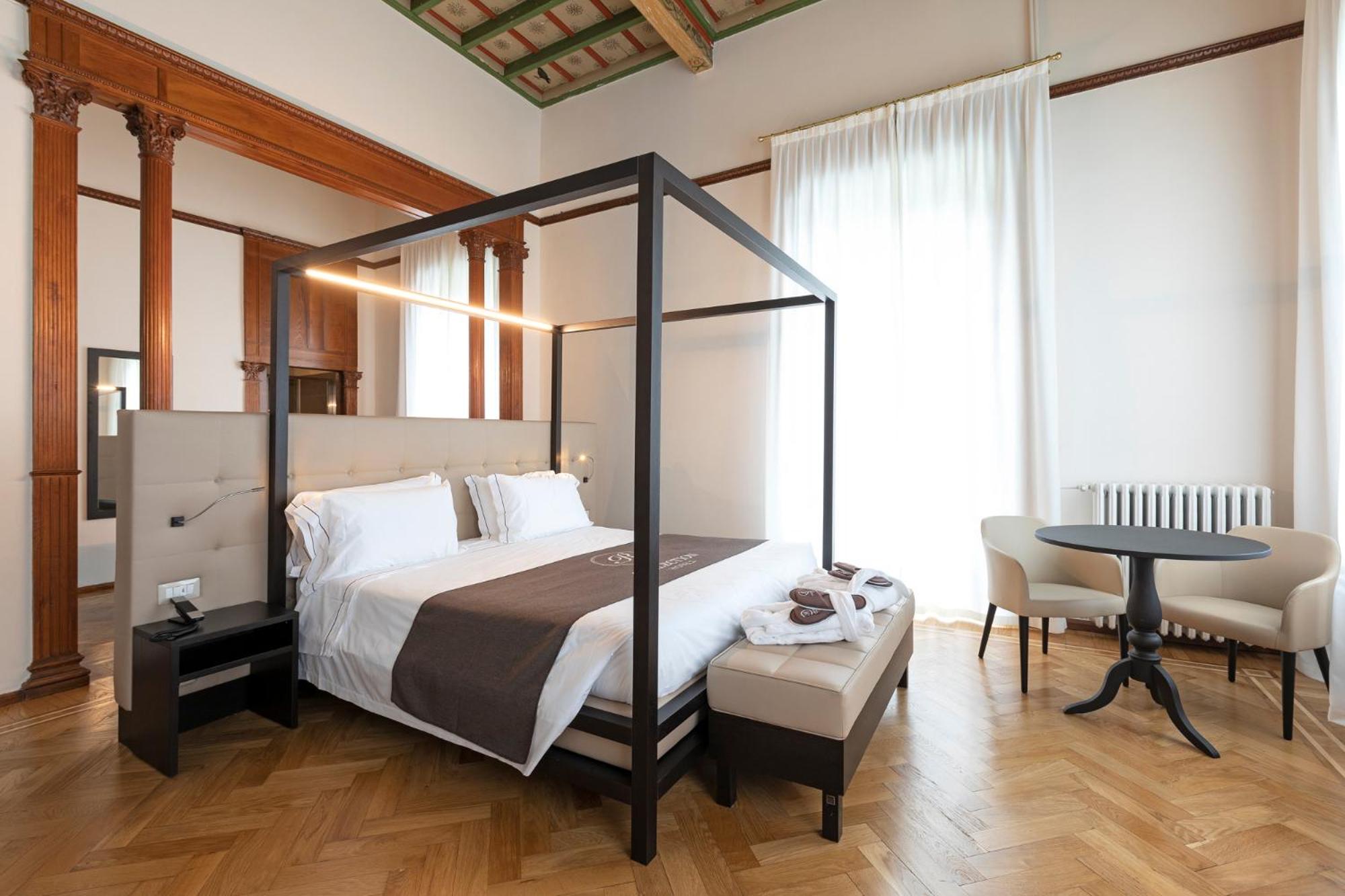 Suite with Lake View