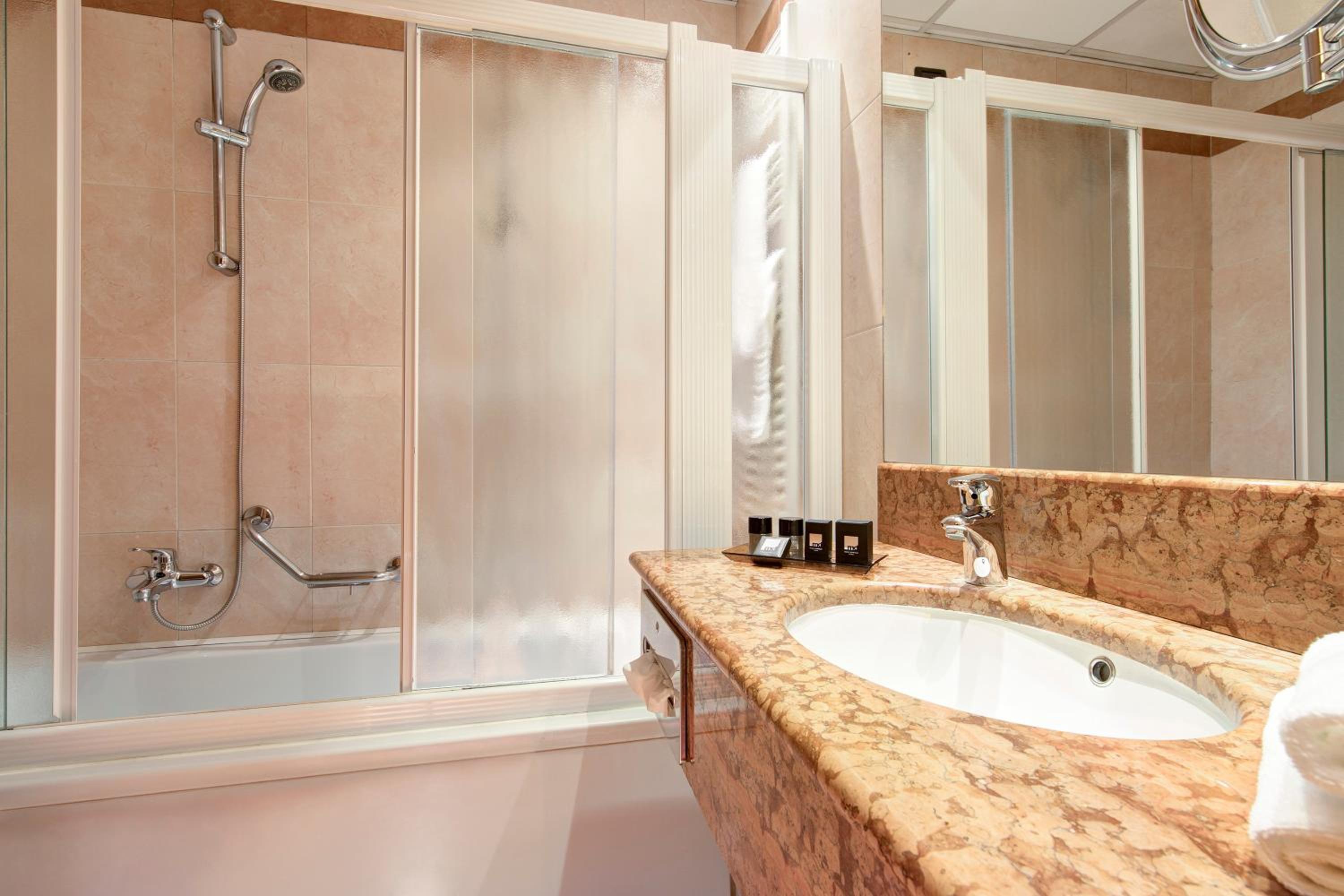 Classic Double Room - Photo 7
