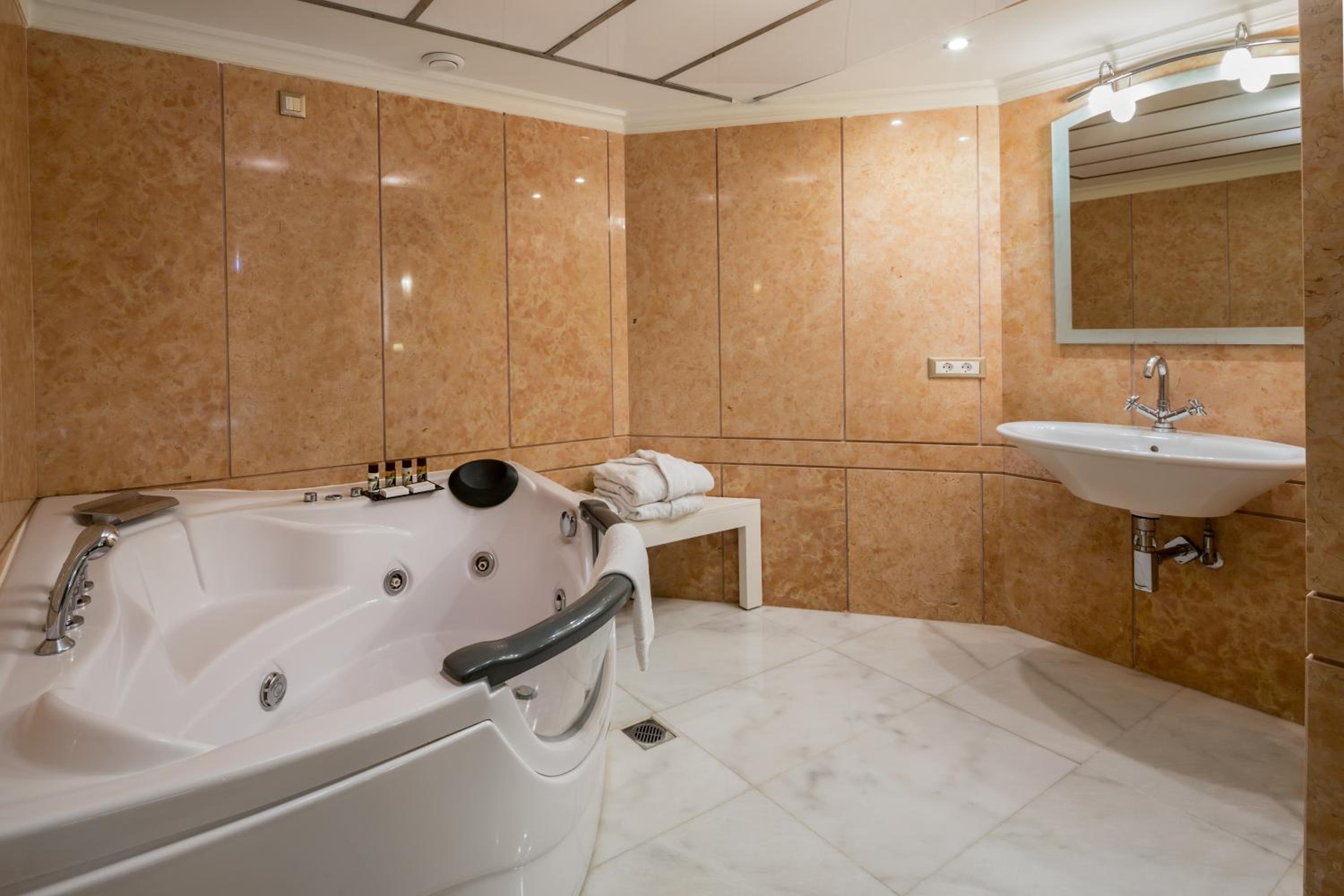 Suite with Sea View - Photo 4