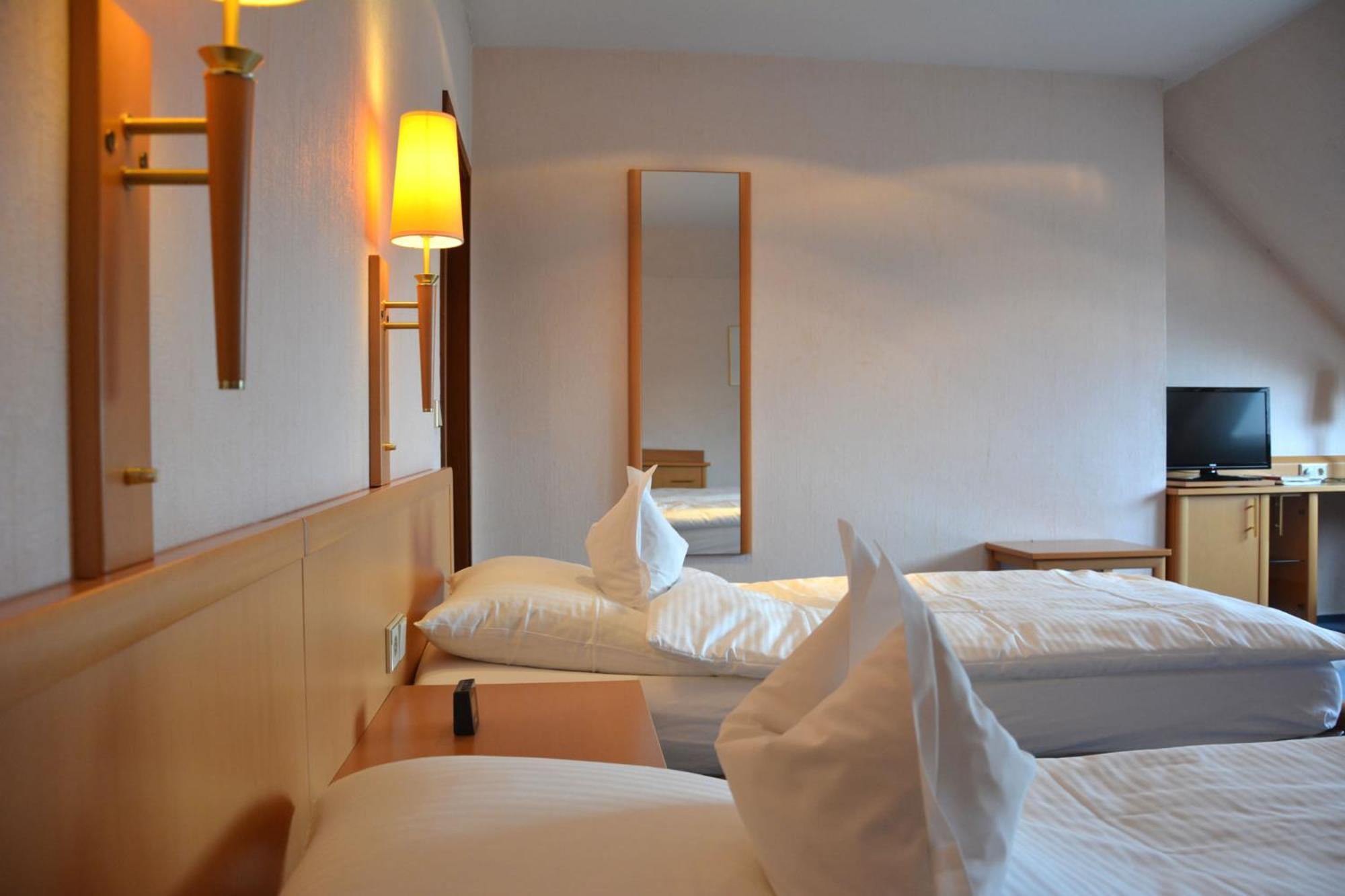 Standard Double or Twin Room - Photo 2