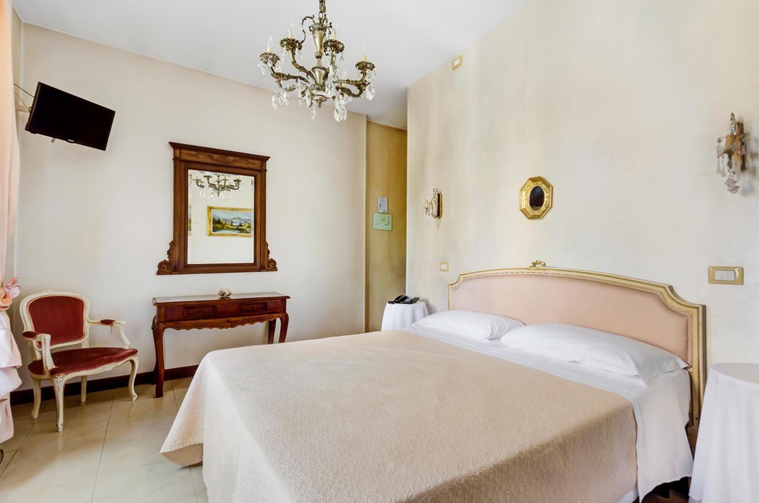 Double Room - Photo 4