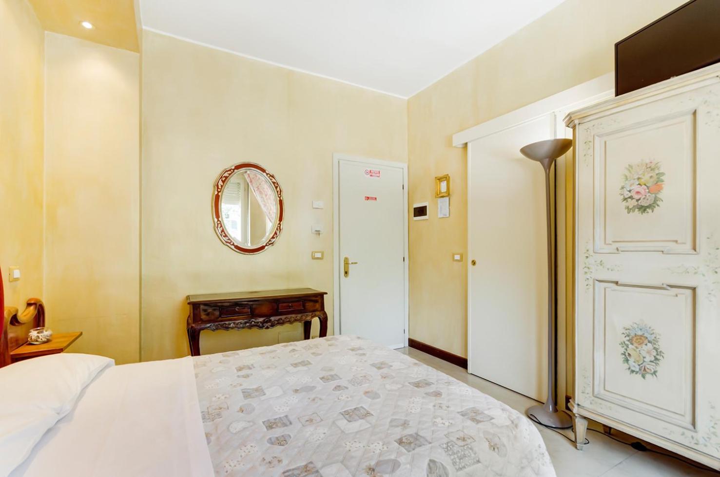 Small Double Room - Photo 2