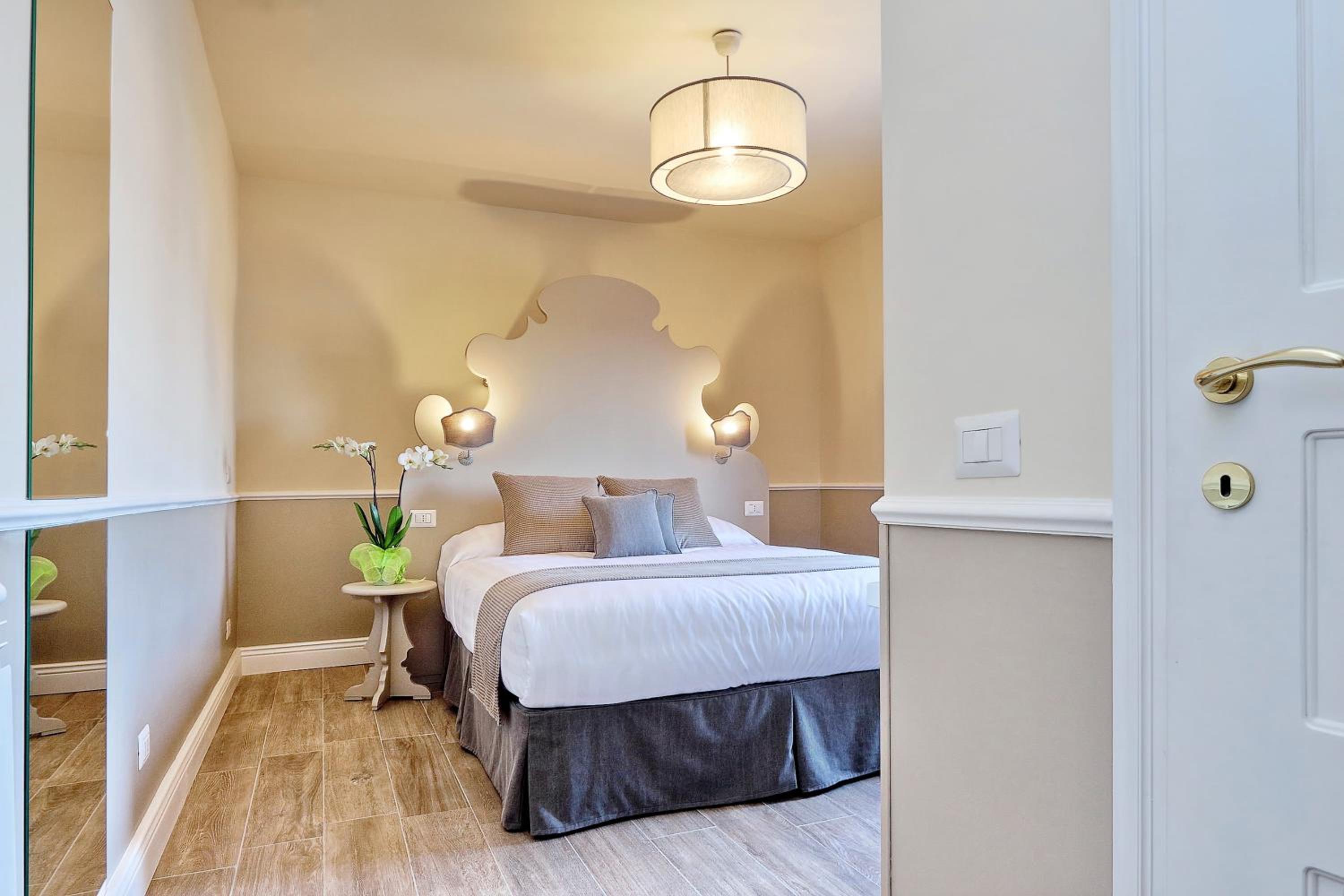 Five-Bedroom House photo 1