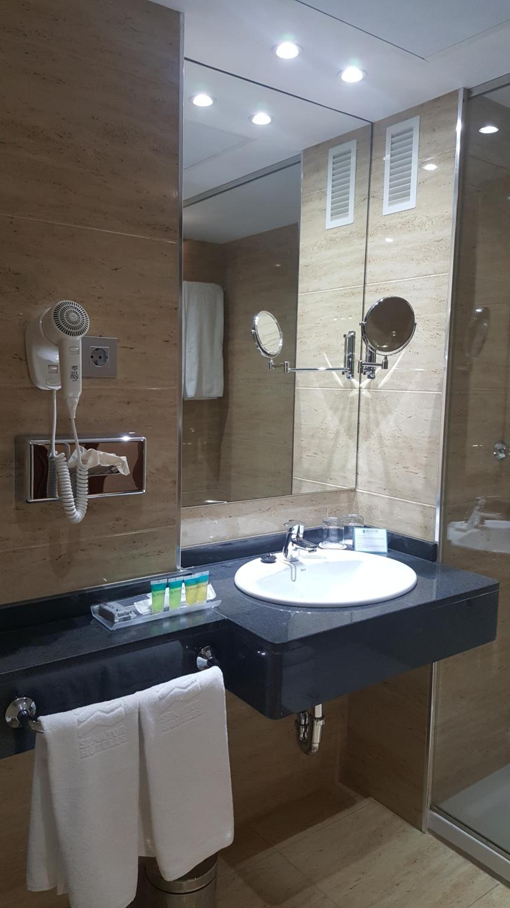 Two Double or Twin Room Connected photo 2