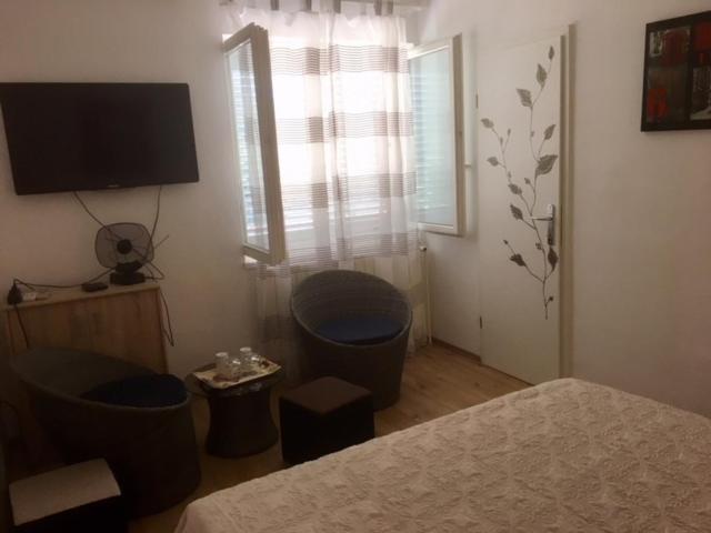Double Room - Photo 6