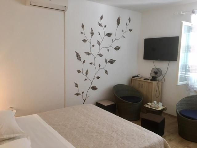 Double Room - Photo 7