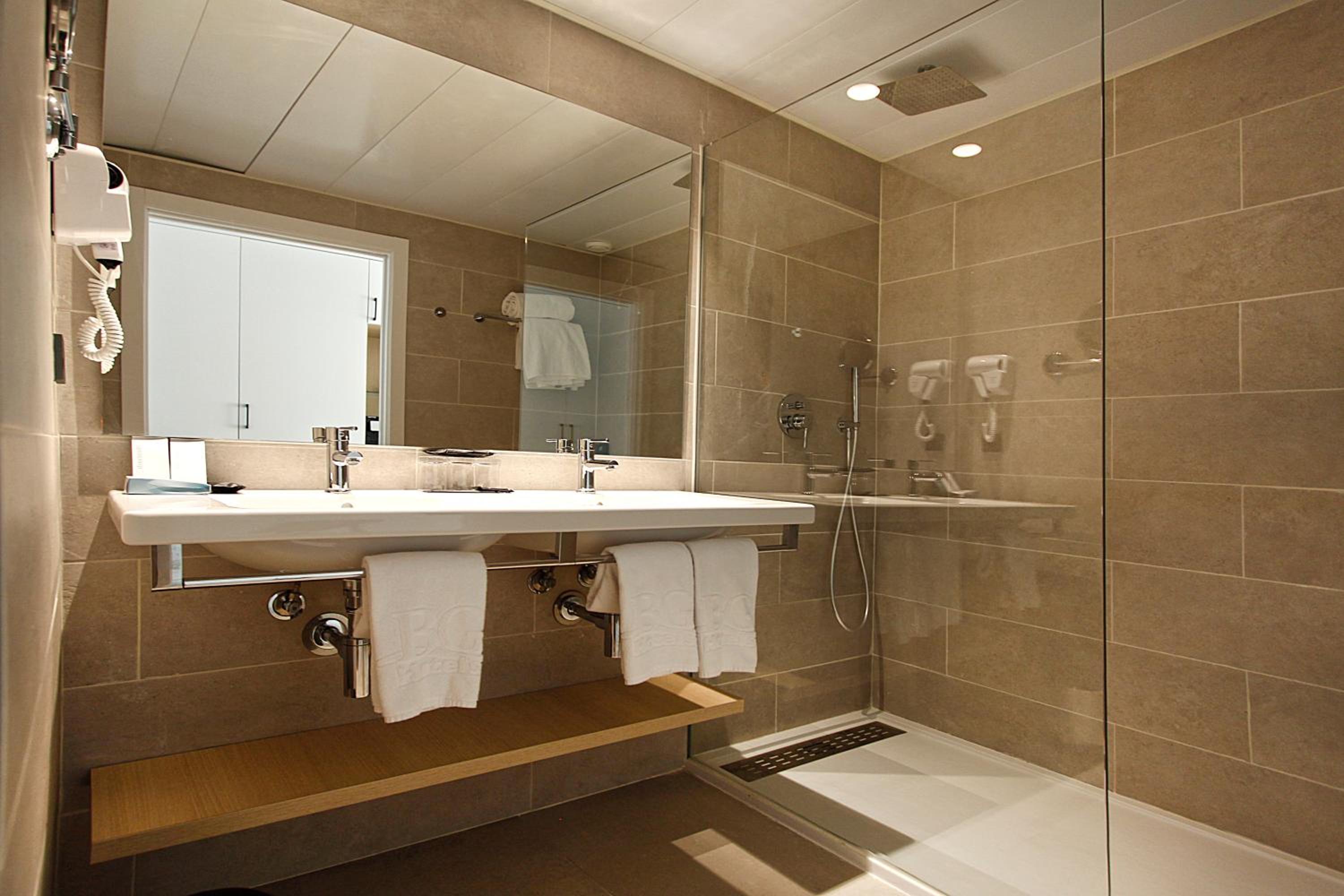 Junior Suite with Balcony (2 Adults) photo 2