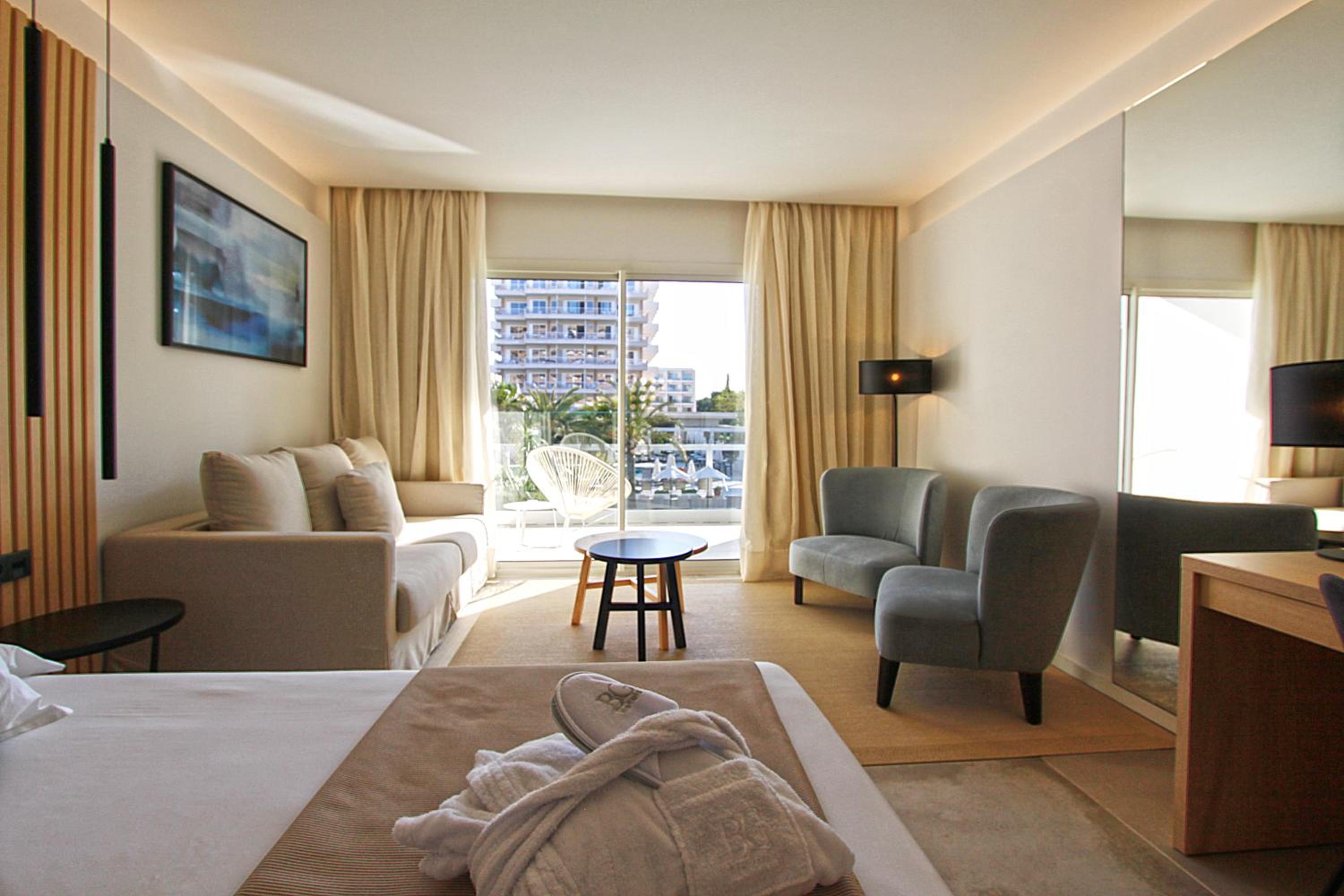 Habitación Junior con Balcón (2 Adultos)
