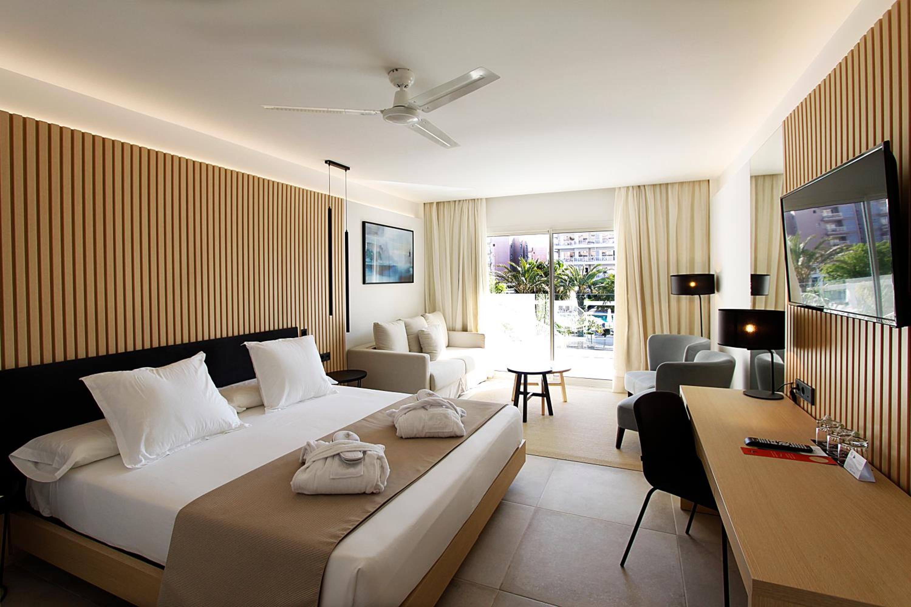 Junior Suite with Balcony (2 Adults + 1 Child) photo 2