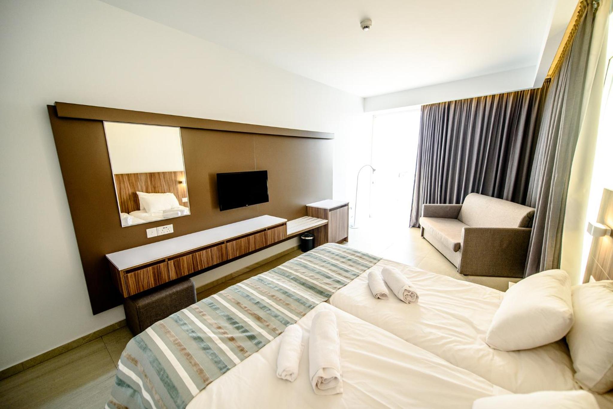 Chambre Double ou Lits Jumeaux - Vue sur Piscine