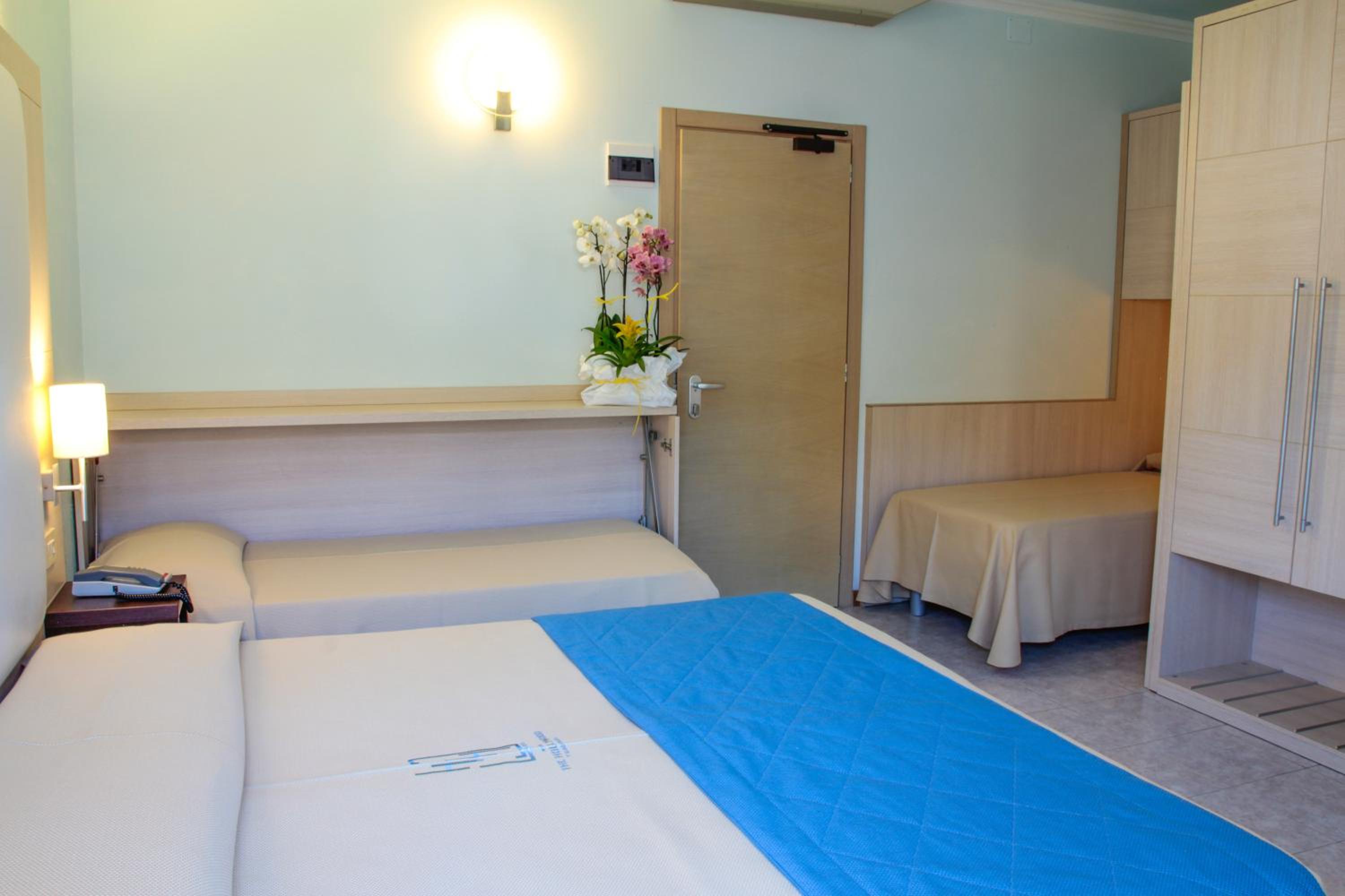 Quadruple Room with Balcony photo 2